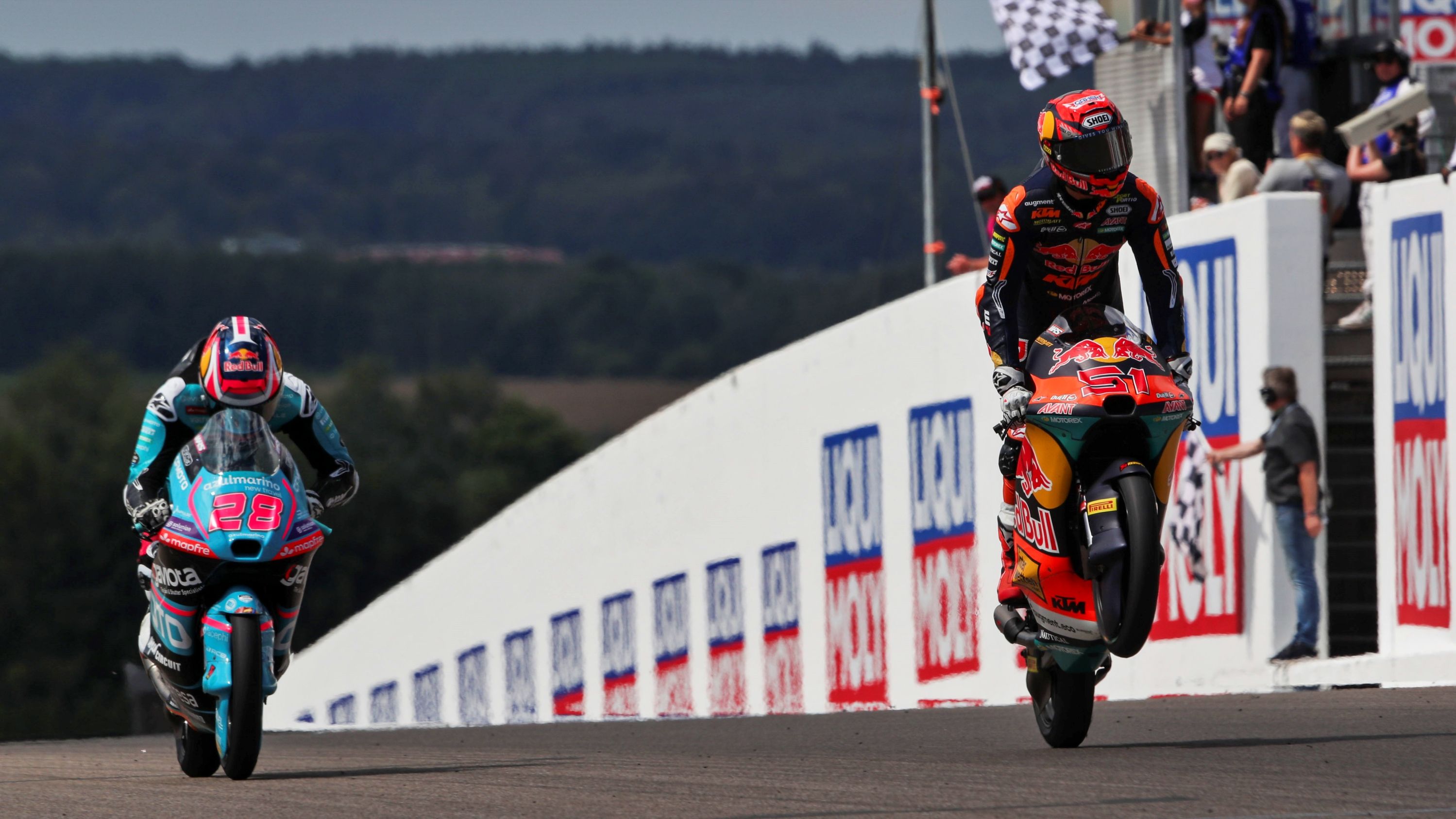 Brian Uriarte celebra su victoria y Máximo Quiles se lamenta, Moto3 Sachsenring 2026