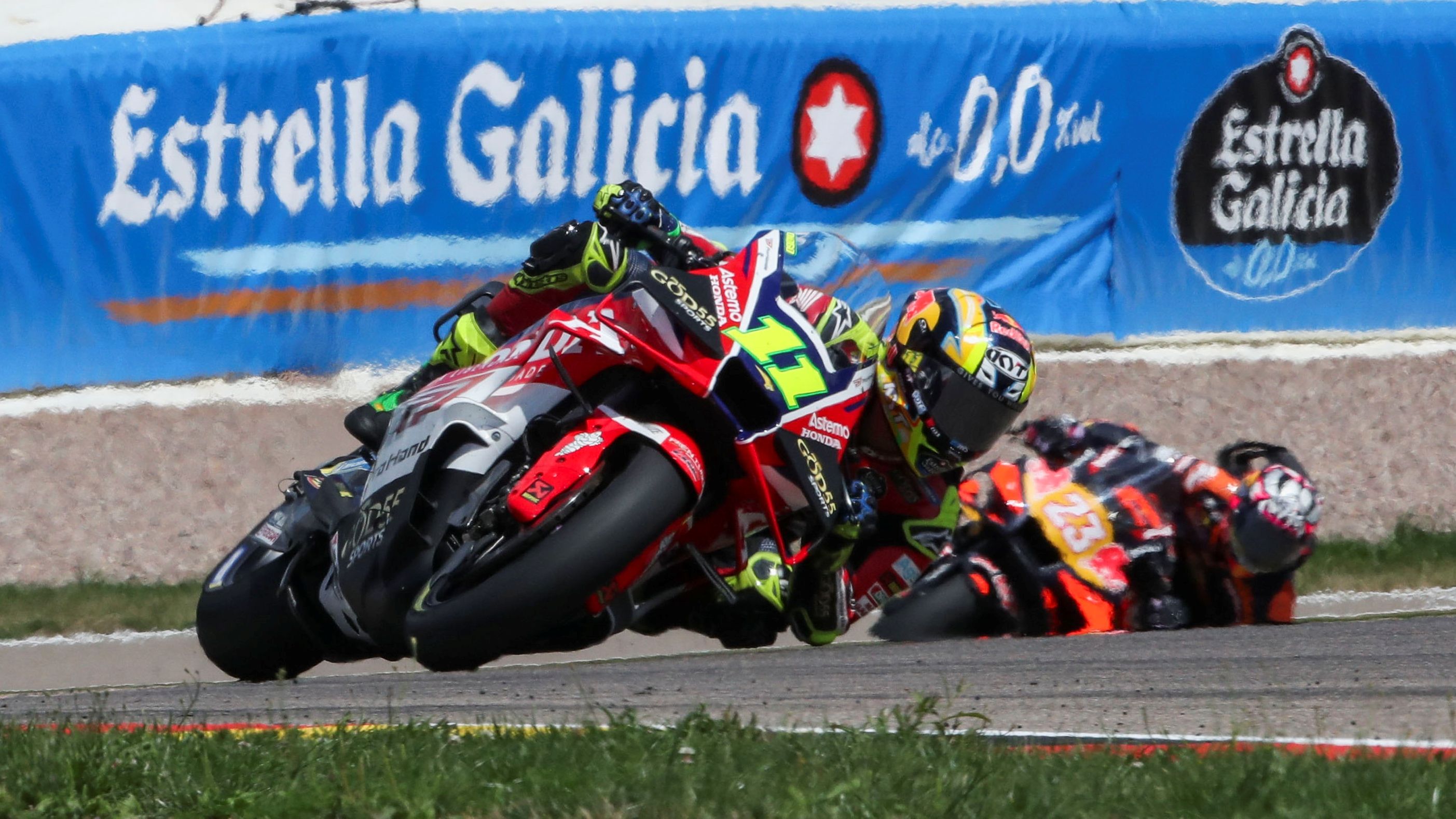 Diogo Moreira perseguido por Enea Bastianiin, MotoGP Sachsenring 2026