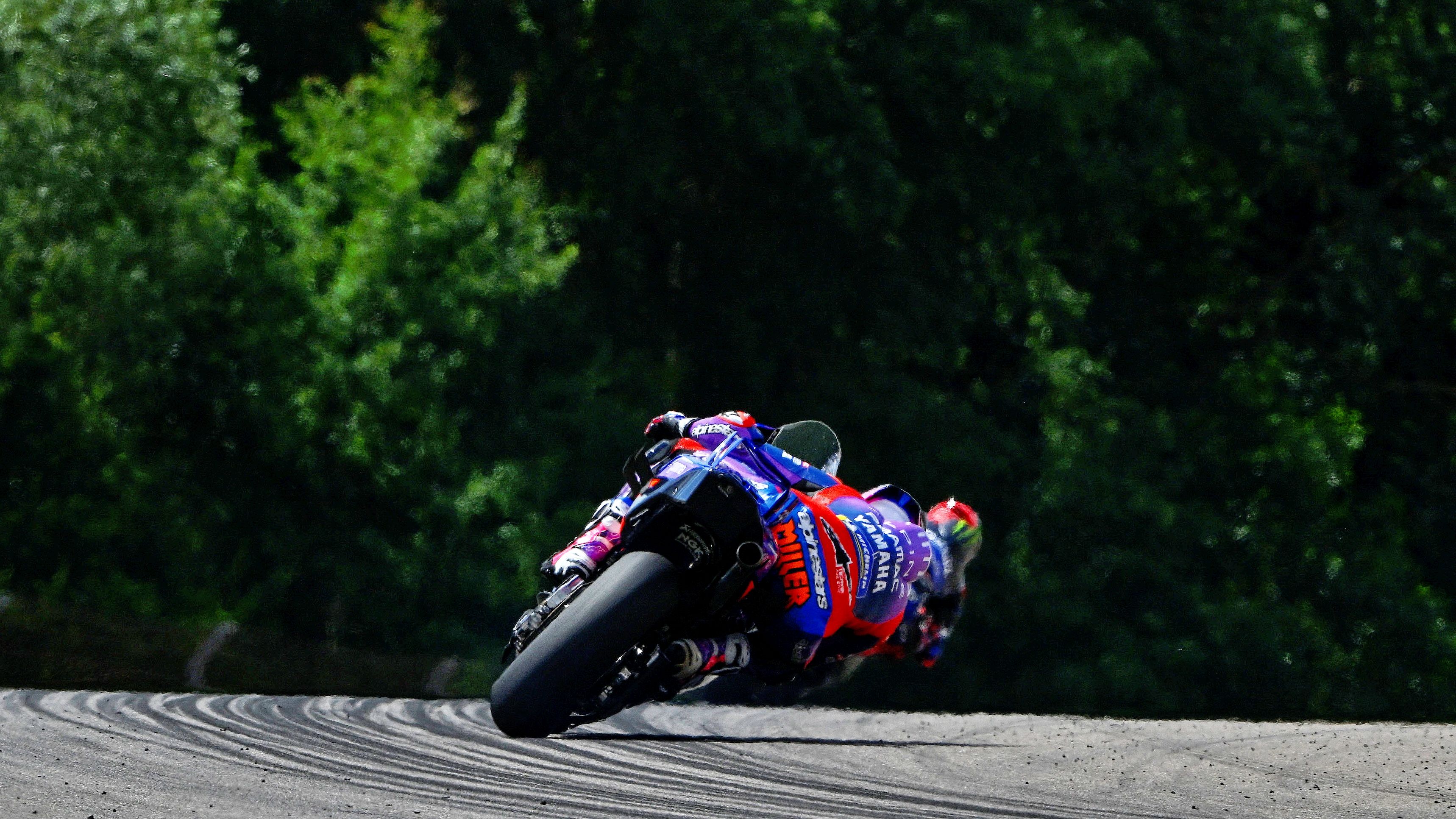 Jack Miller tumbando hacia la derecha, MotoGP Sachsenring 2026