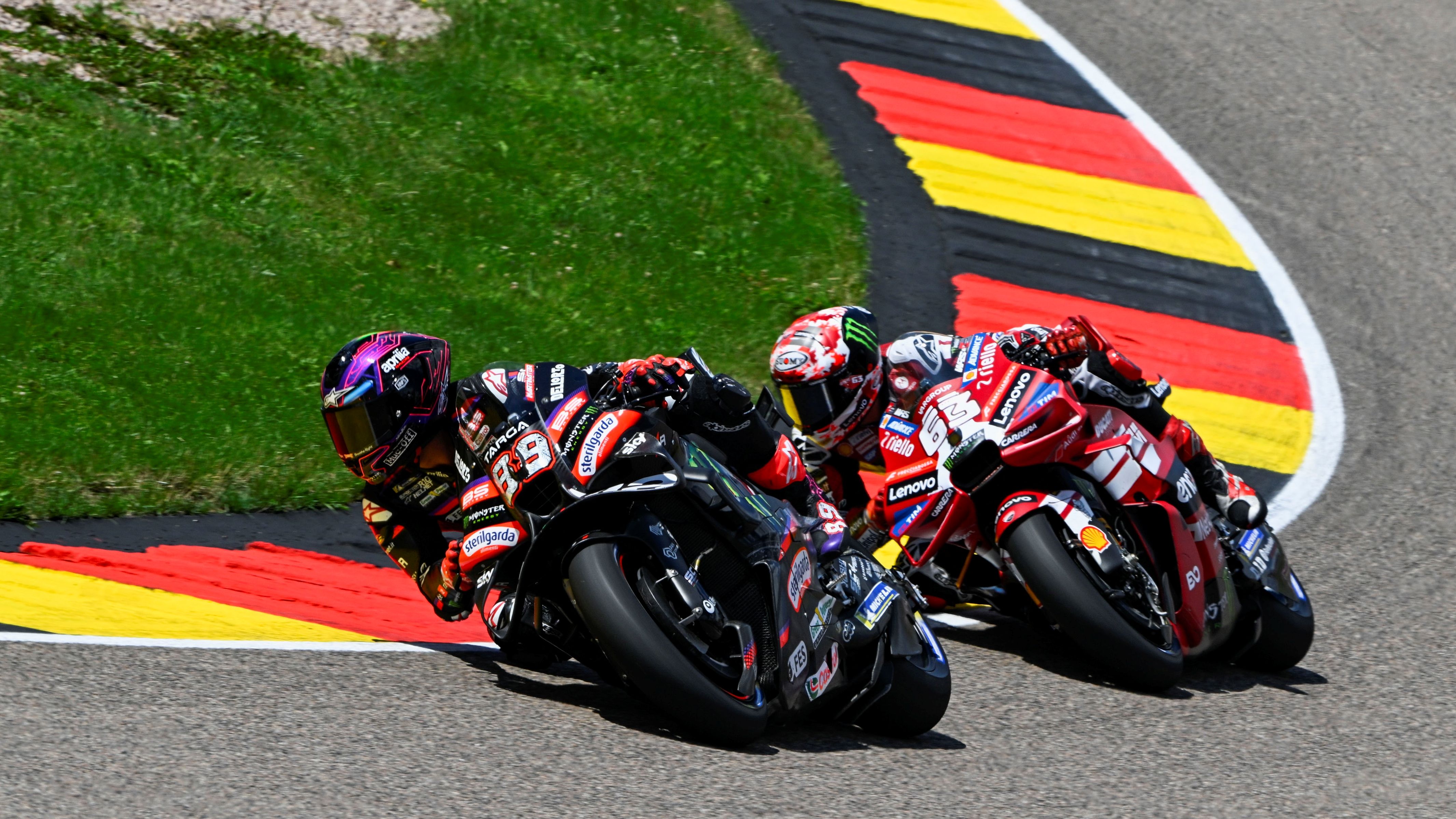 Jorge Martín acechado por Pecco Bagnaia, MotoGP Sachsenring 2026