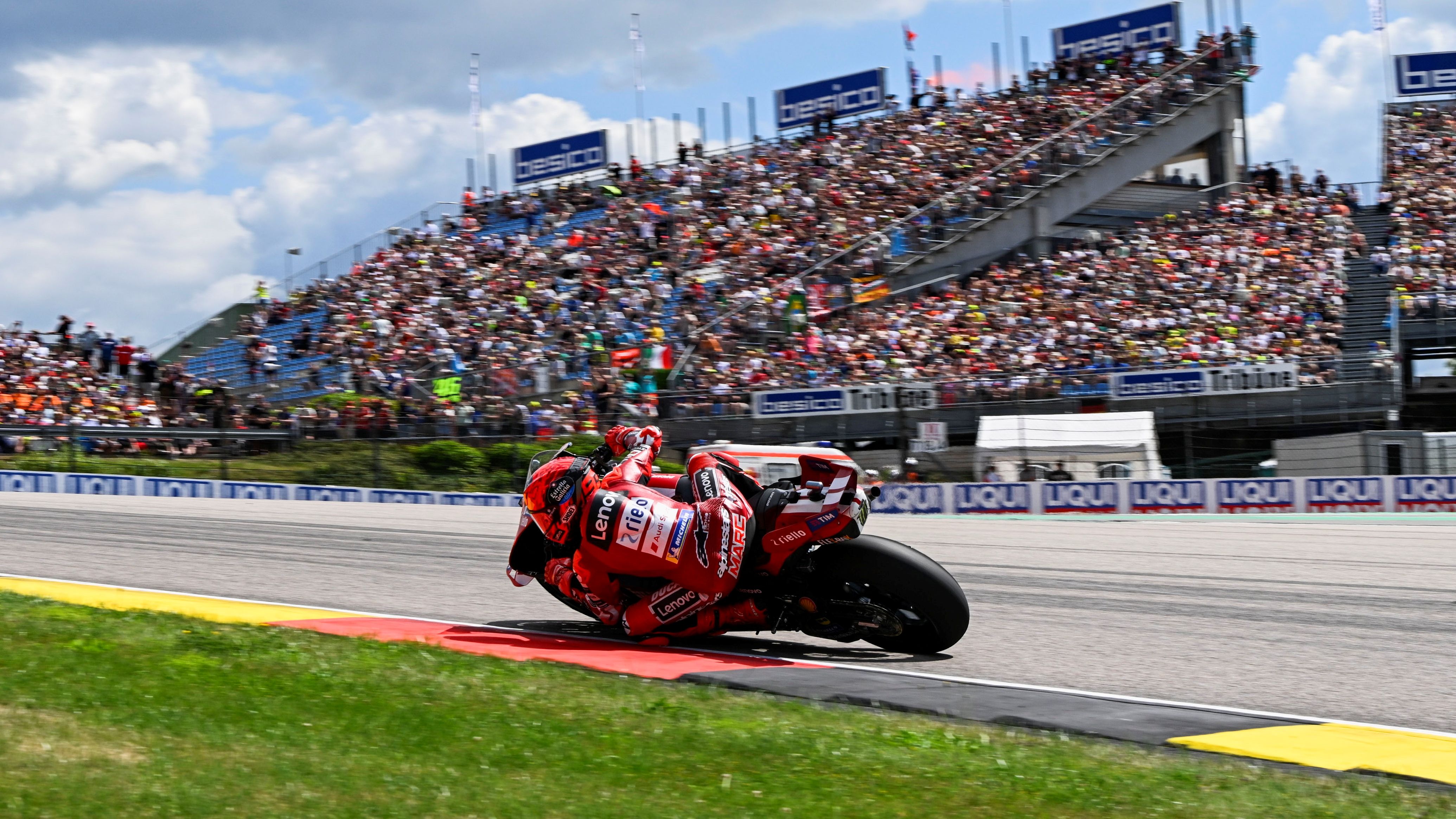 Marc Márquez negocia una curva de izquierdas, MotoGP Sachsenring 2026