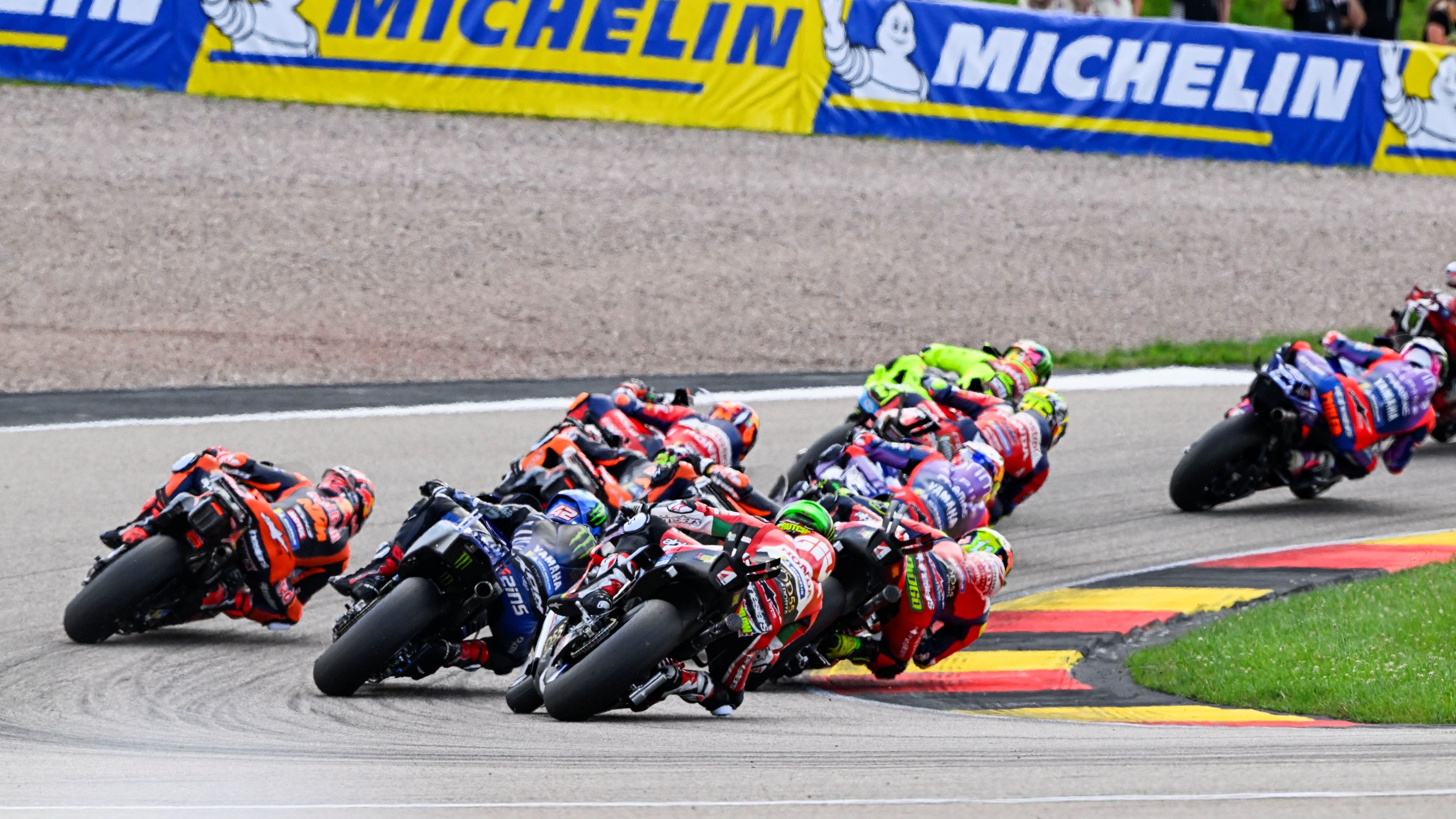 Parte trasera del grupo en la salida de la carrera, MotoGP Sachsenring 2026