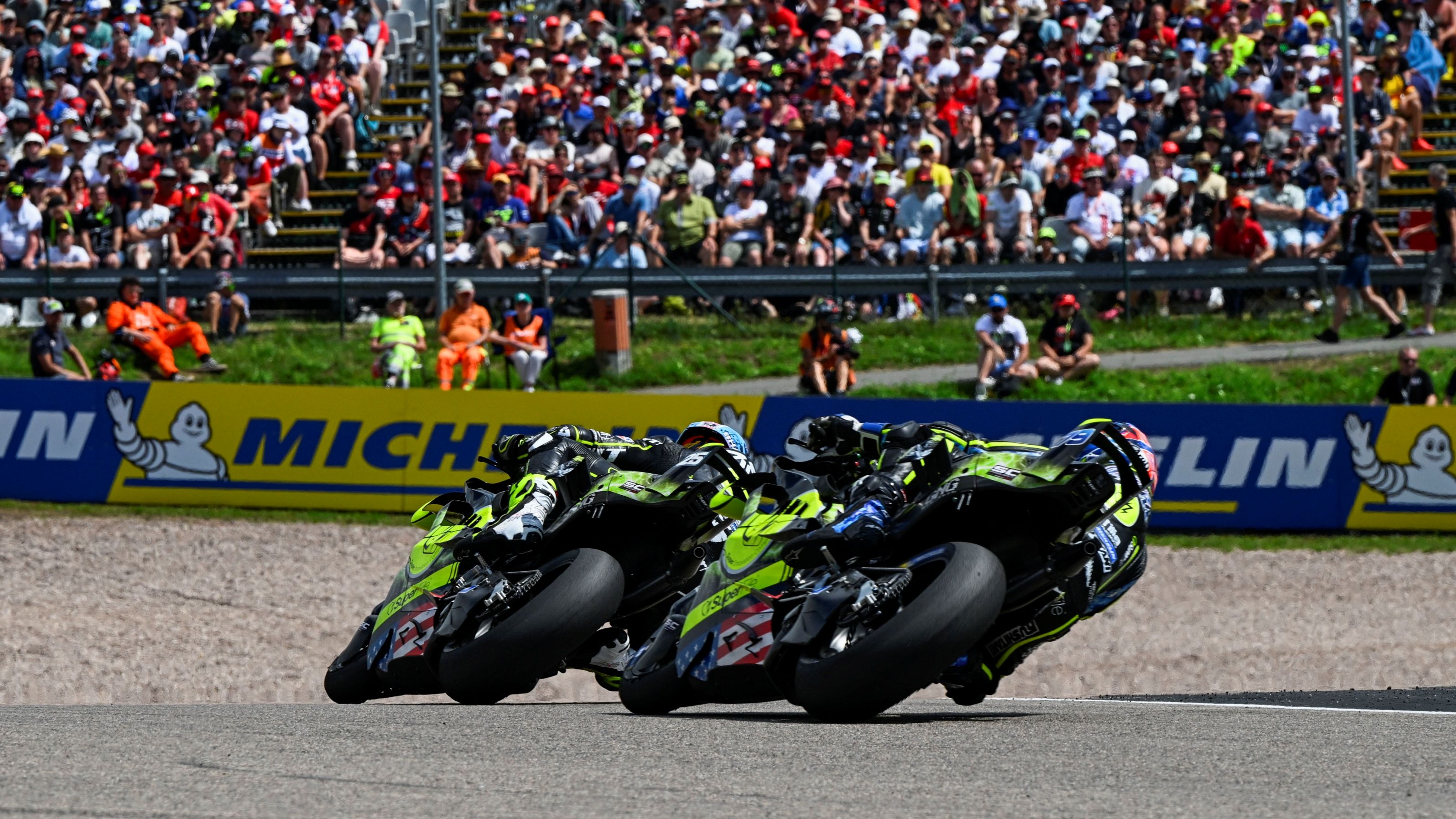 Raúl Fernández perseguido por Ai Ogura, MotoGP Sachsenring 2026