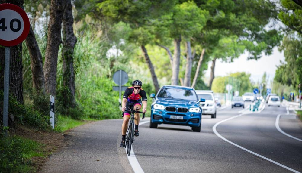 Esta nueva norma es un verdadero lío: así es como deberemos adelantar a los ciclistas desde octubre
