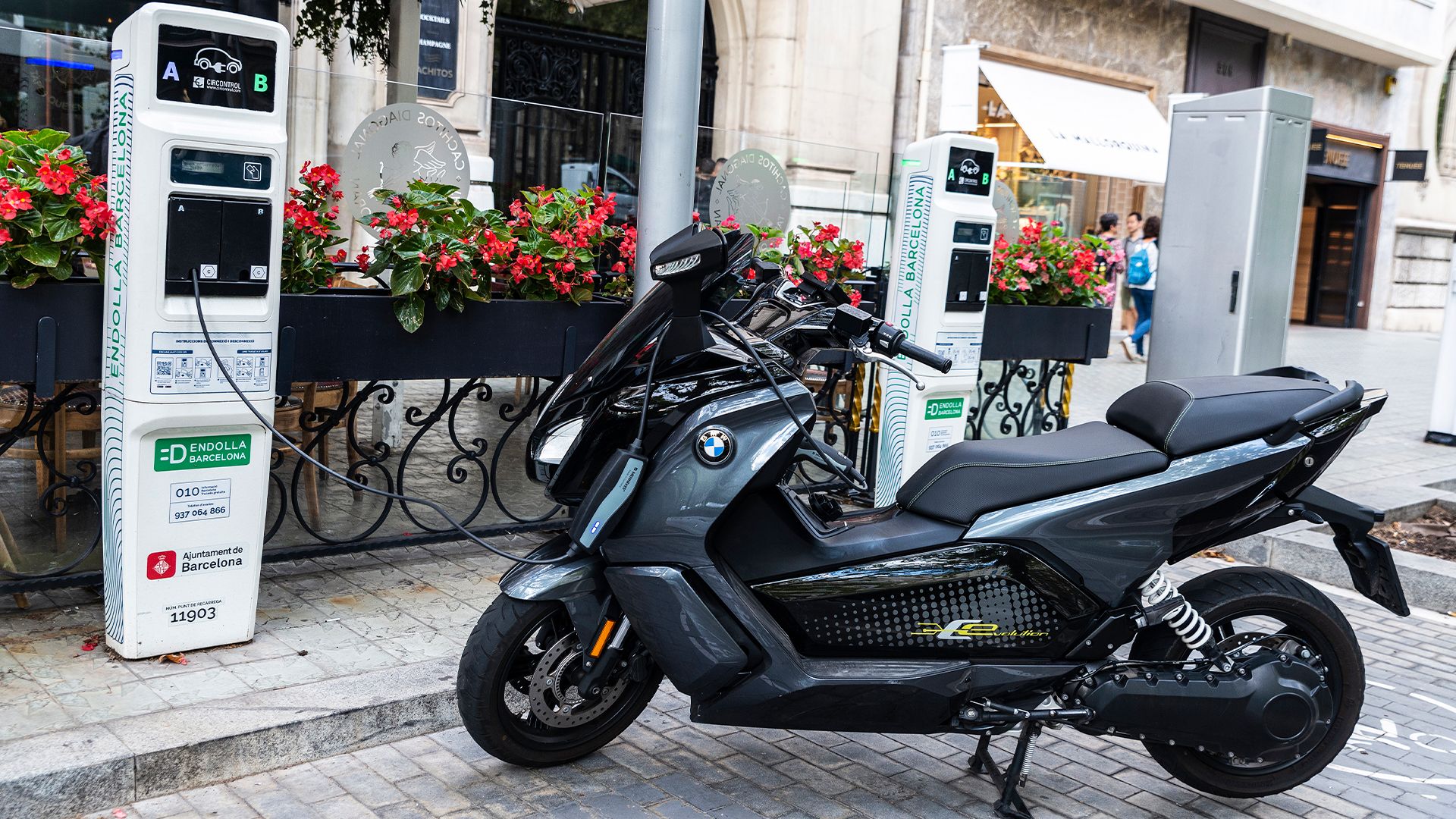 Ayudas de hasta 1.100 euros para comprar una moto eléctrica: así es el Plan Auto+ 