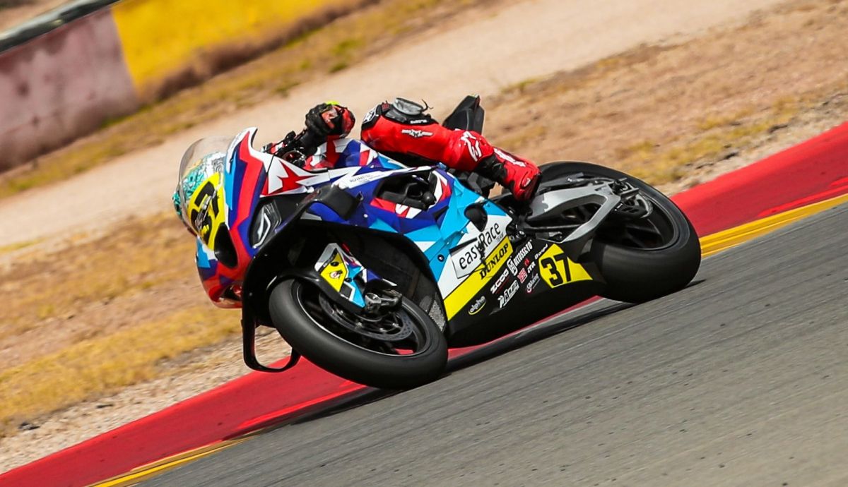 Mauro González ganó las dos carreras en Superstock 1000