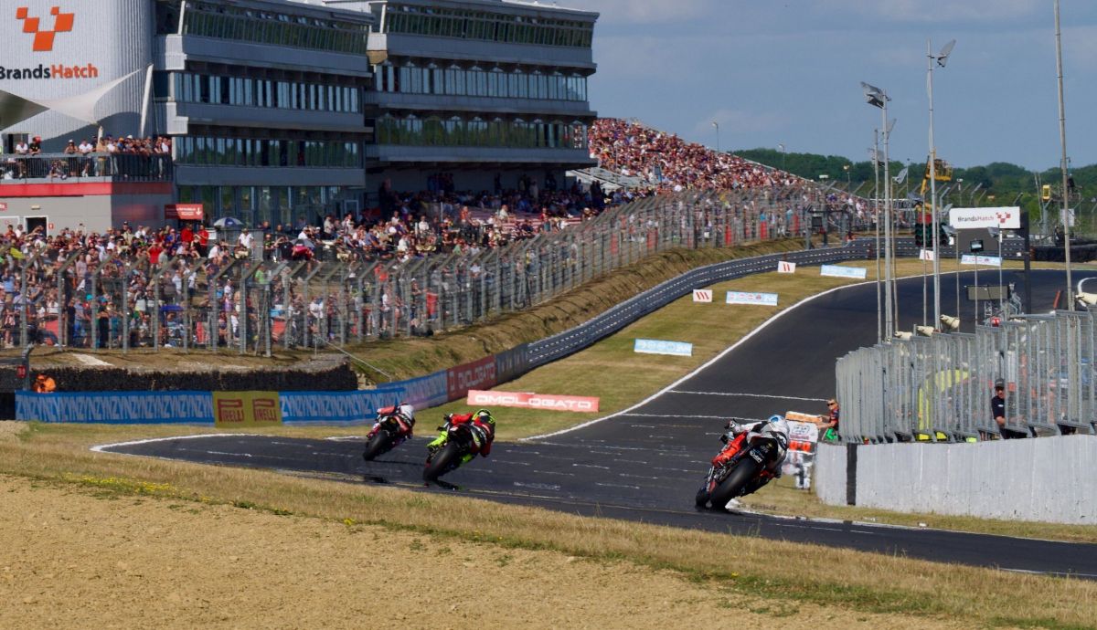 Scott Redding se va a por la victoria ante Kyle Ryde y Max Cook