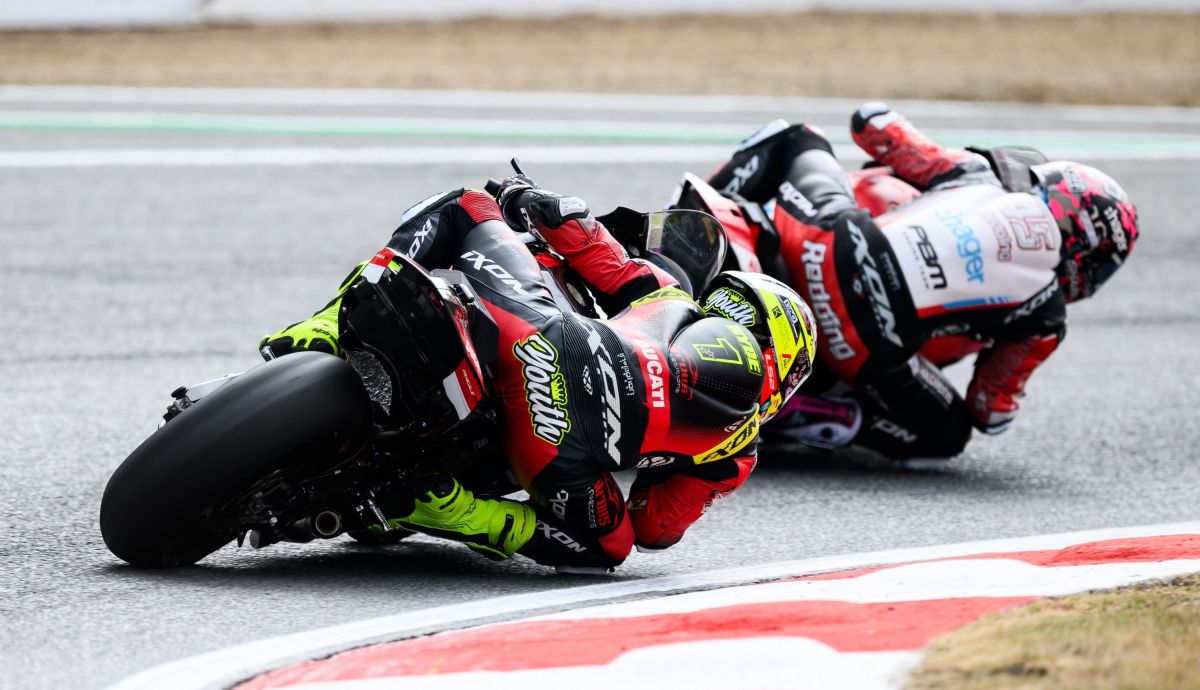 Kyle Ryde persigue a Scott Redding