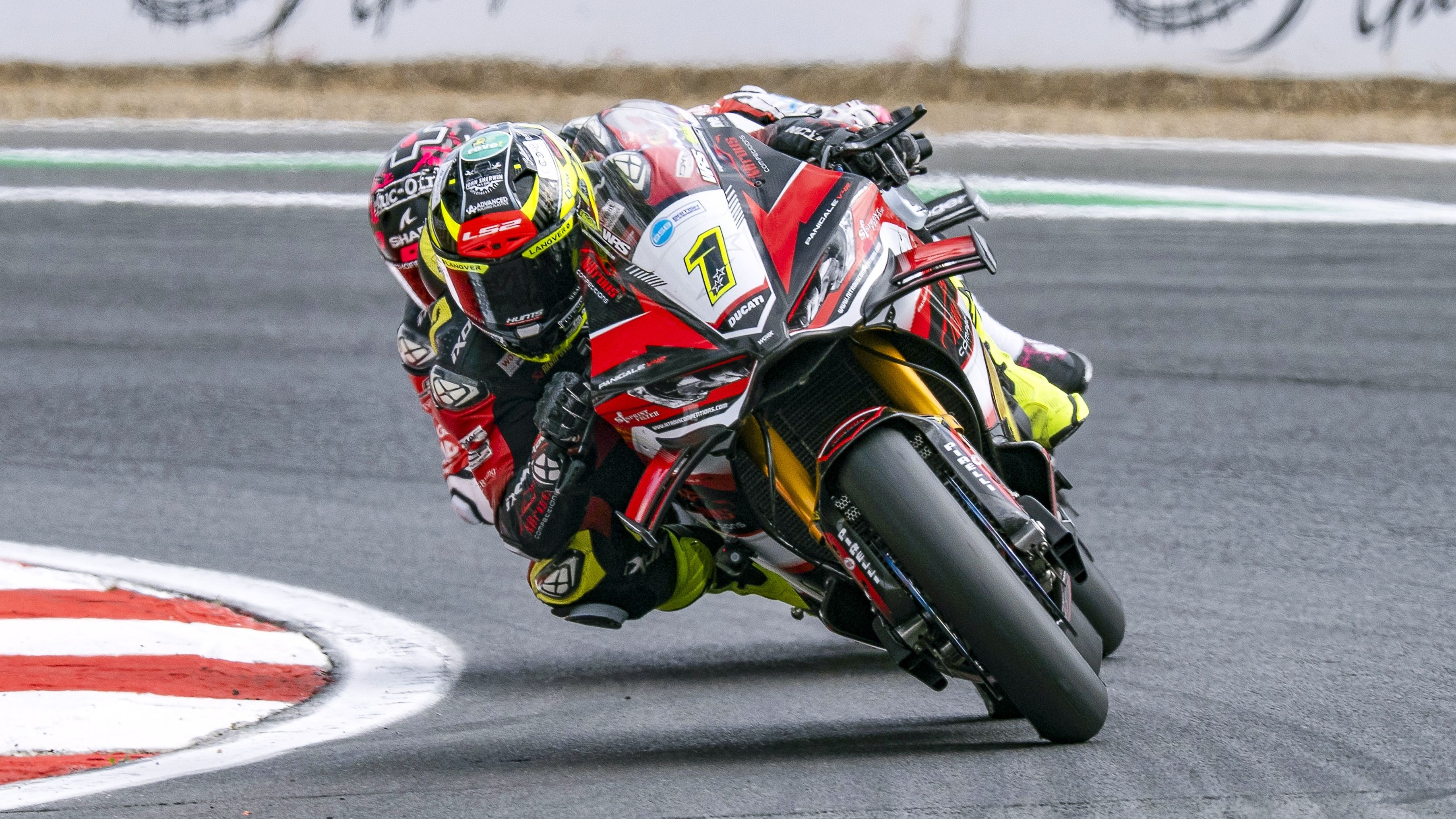 Kyle Ryde logra dos victorias por una de Scott Redding en un nuevo duelo por el BSB 2026 en Brands Hatch