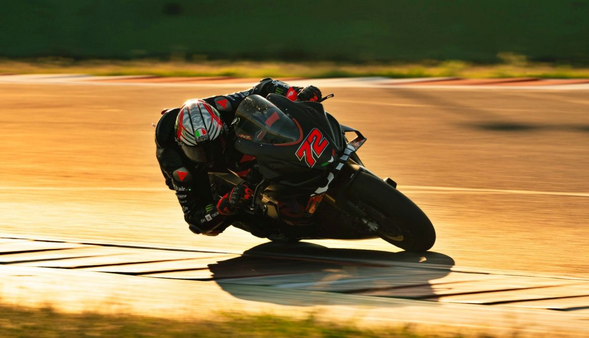 Marco Bezzecchi ha estado entrenando con una Aprilia RSV4 en Misano