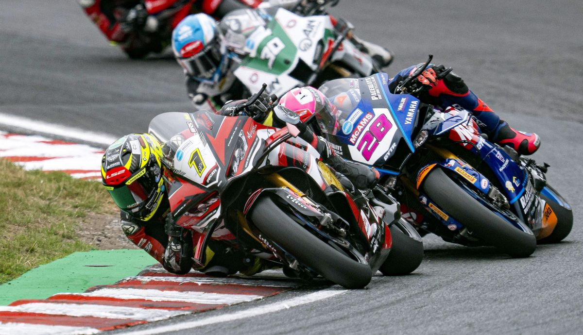 Kyle Ryde comanda ante Bradley Ray y Max Cook en Oulton Park