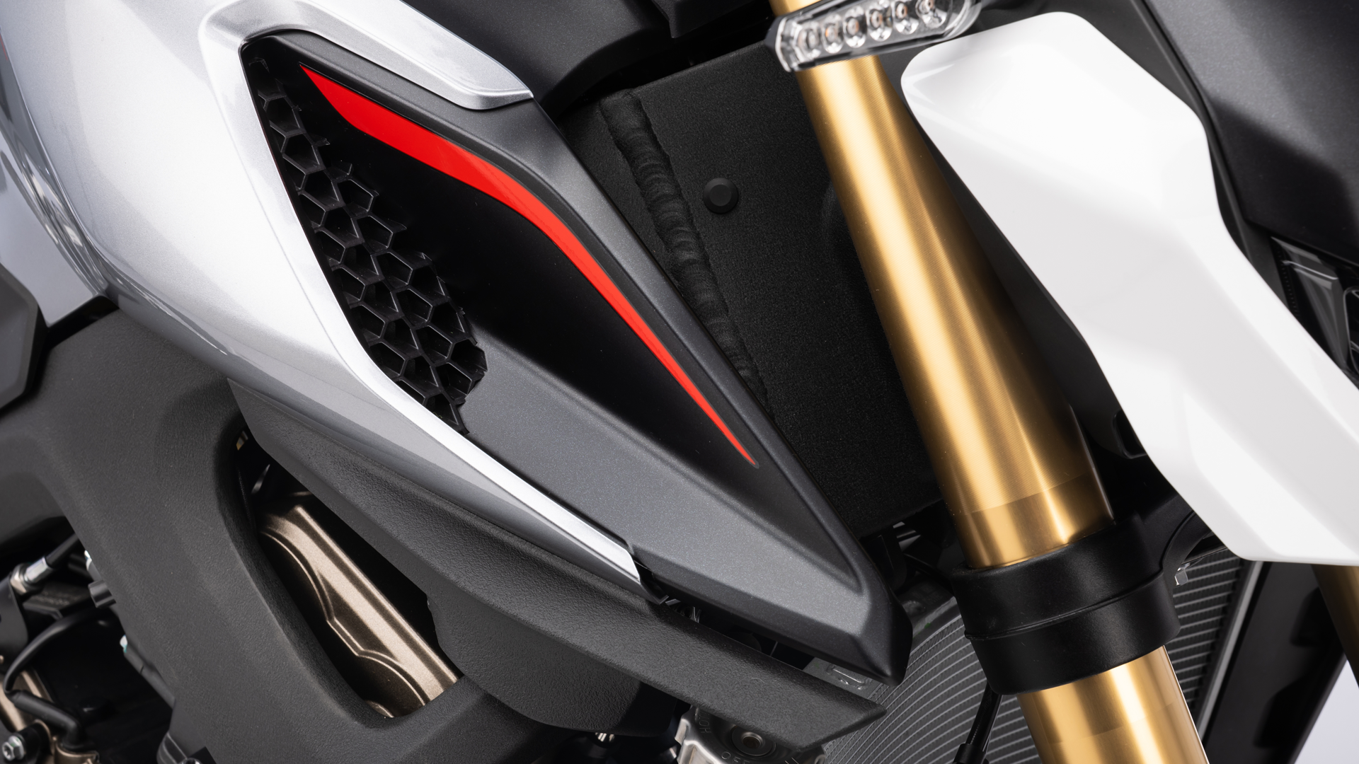 QJMotor SRK 800 206 Detalles (20)