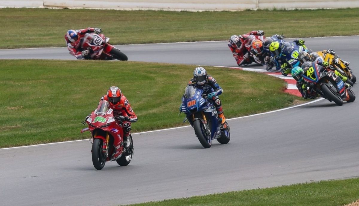 Benjamin Smith logró su primera pole y lideró parte de la primera carrera