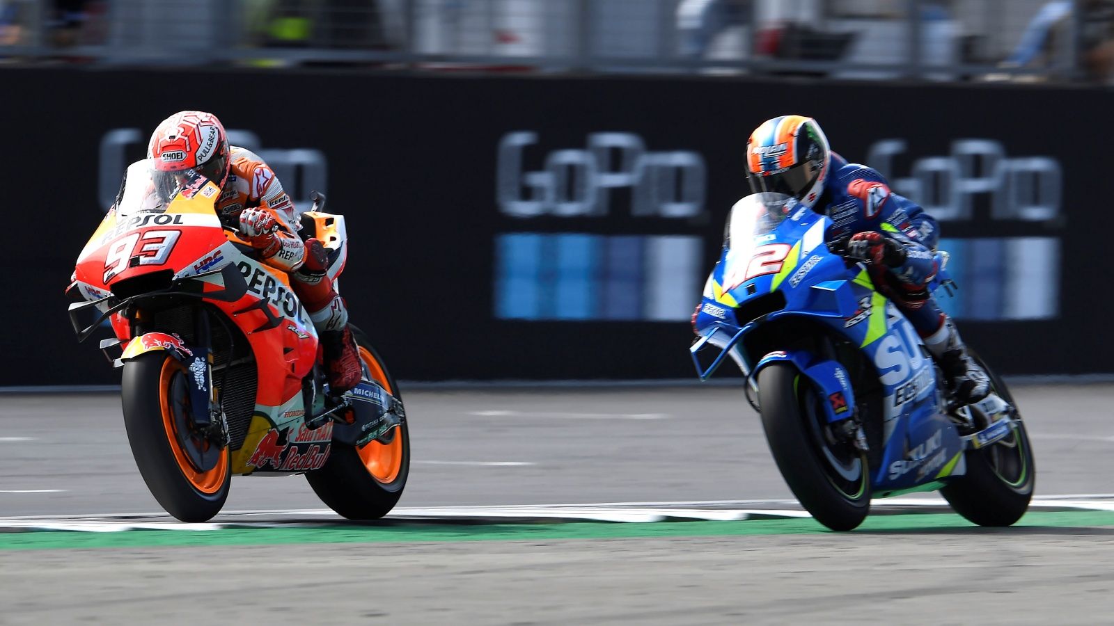 Álex Rins y Marc Márquez protagonizaron un legendario final de carrera en Silverstone
