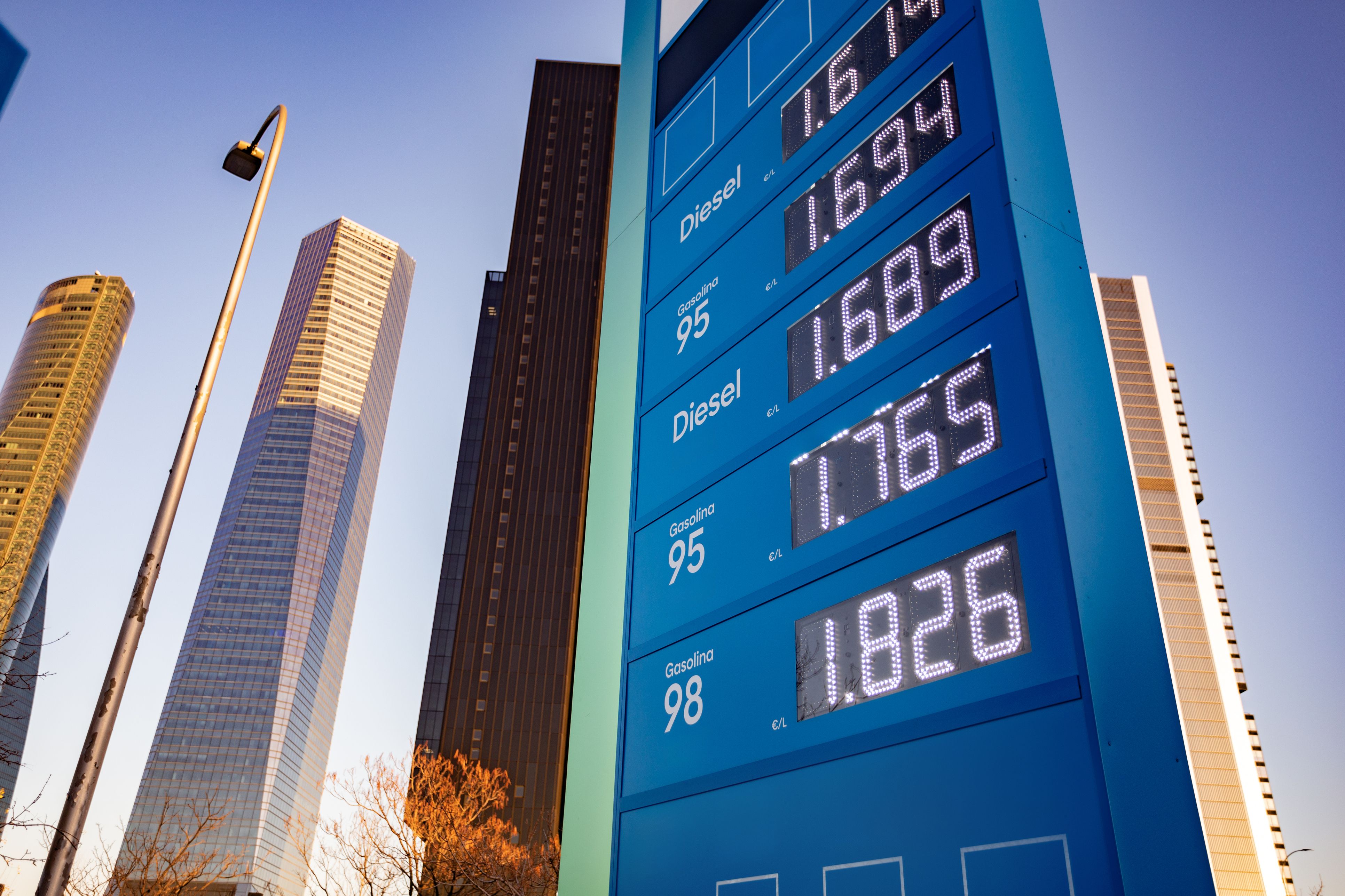 ¿Por qué se ha disparado el precio del combustible? (Foto: iStock)