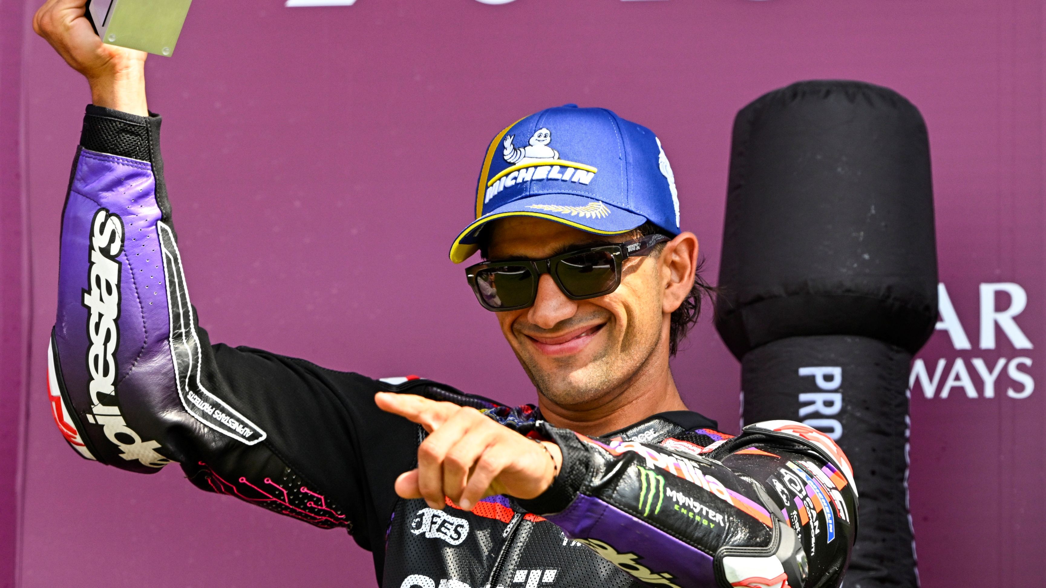 Jorge Martín festeja su podio en Silverstone