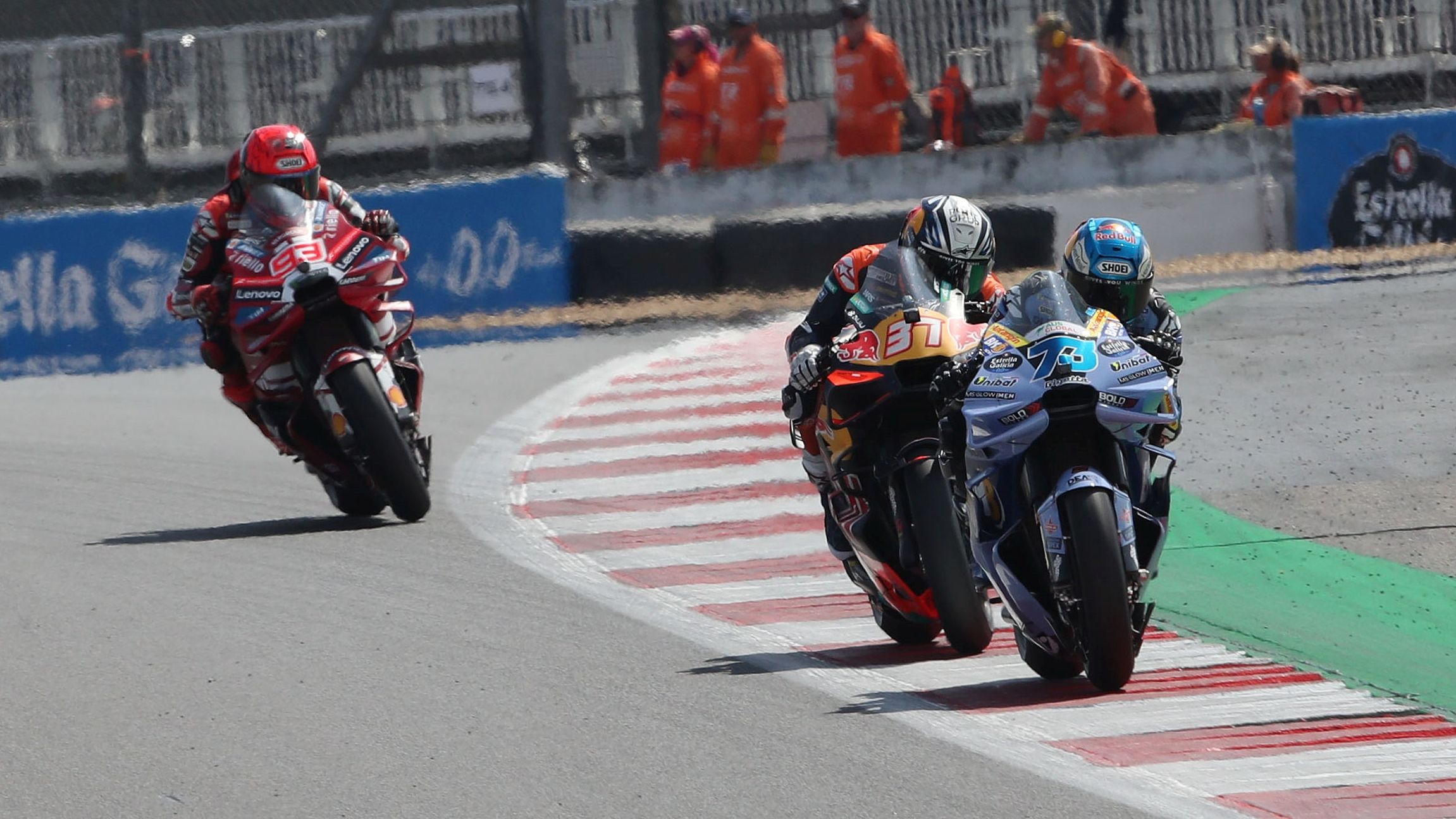 Álex Márquez y Pedro Acosta seguidos por Marc Márquez, MotoGP Silverstone 2026