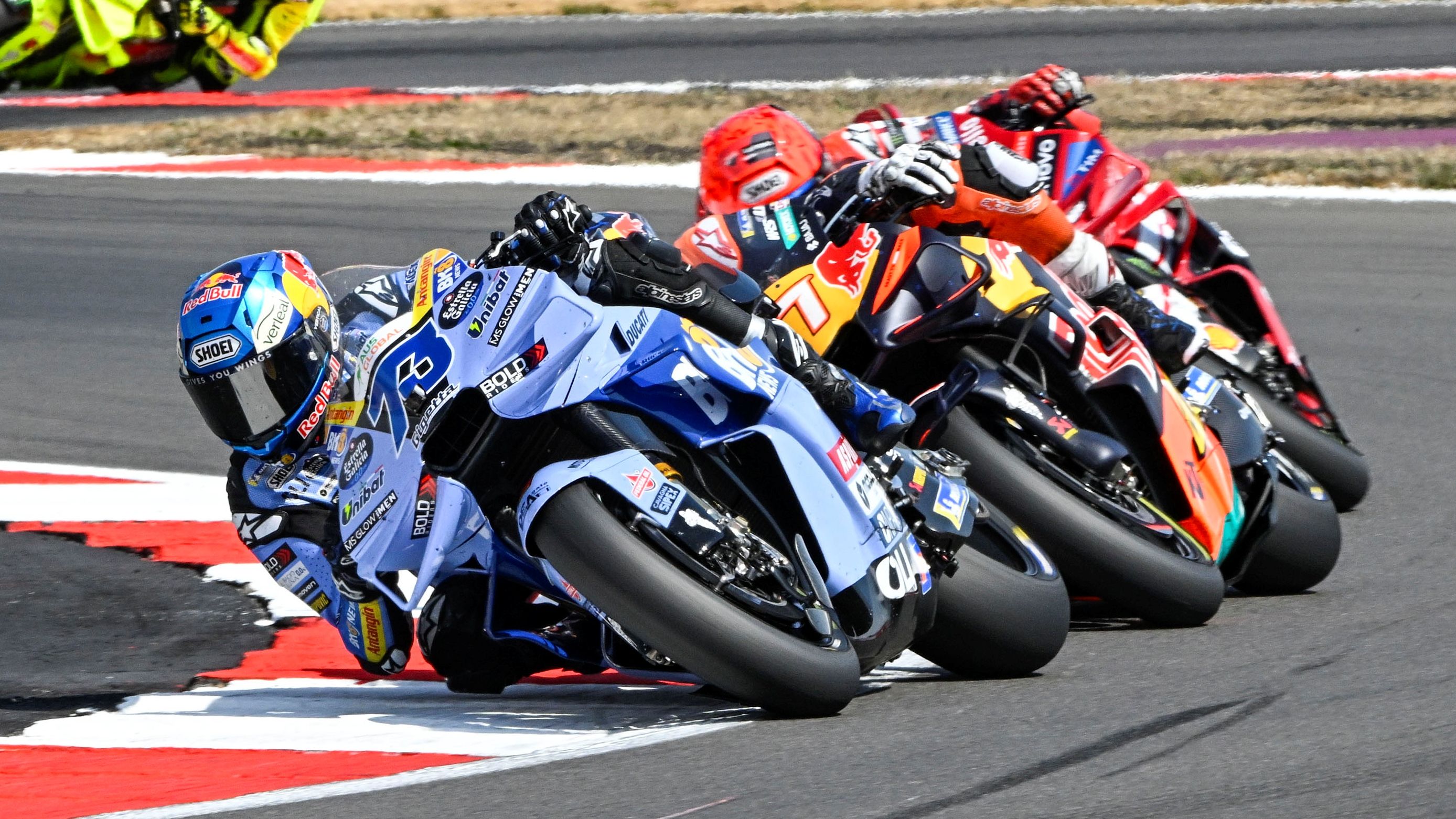 Álex Márquez, Pedro Acosta y Marc Márquez, MotoGP Silverstone 2026