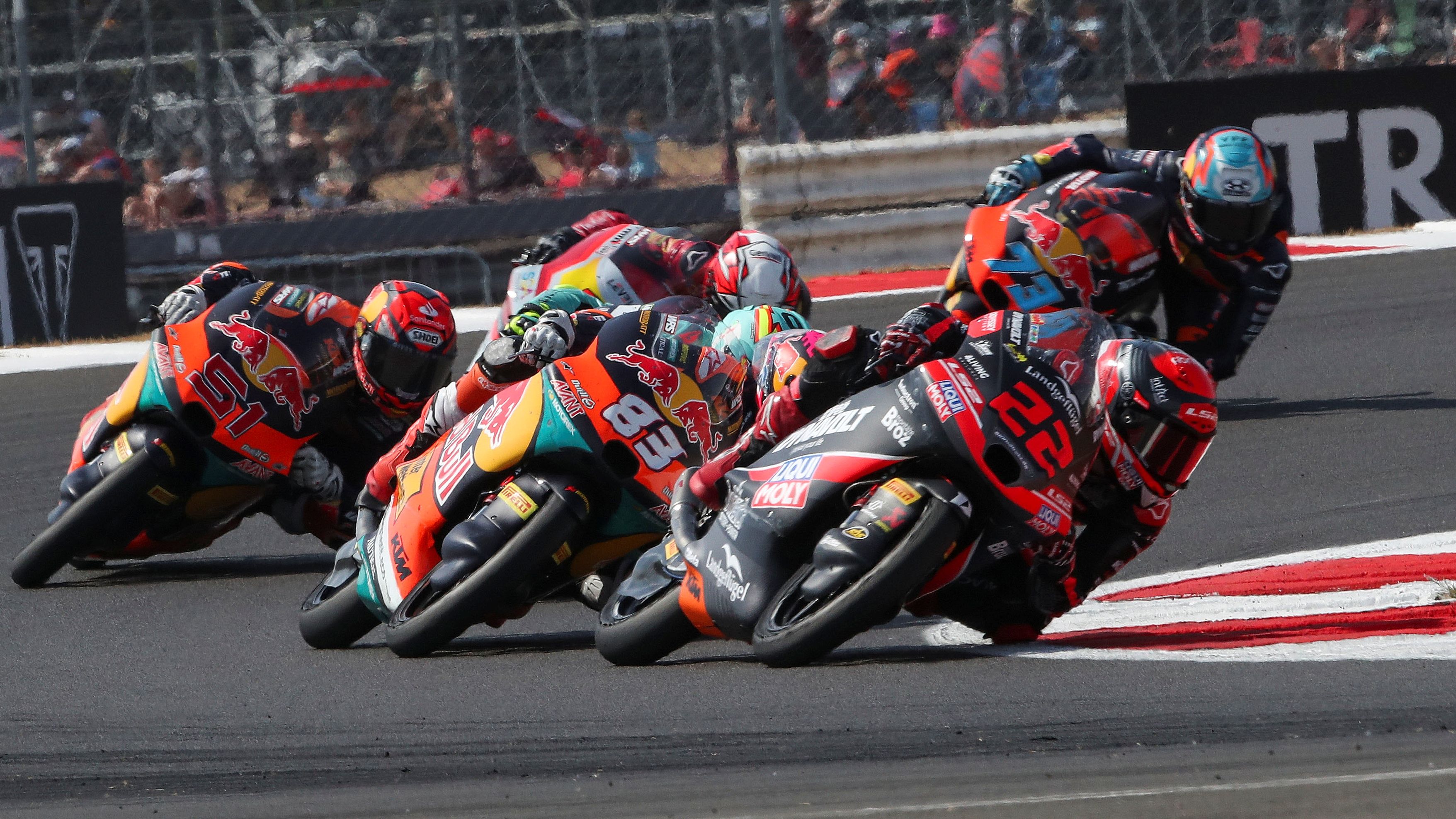 David Almansa seguido por Álvaro Carpe y Brian Uriarte, Moto3 Silverstone 2026