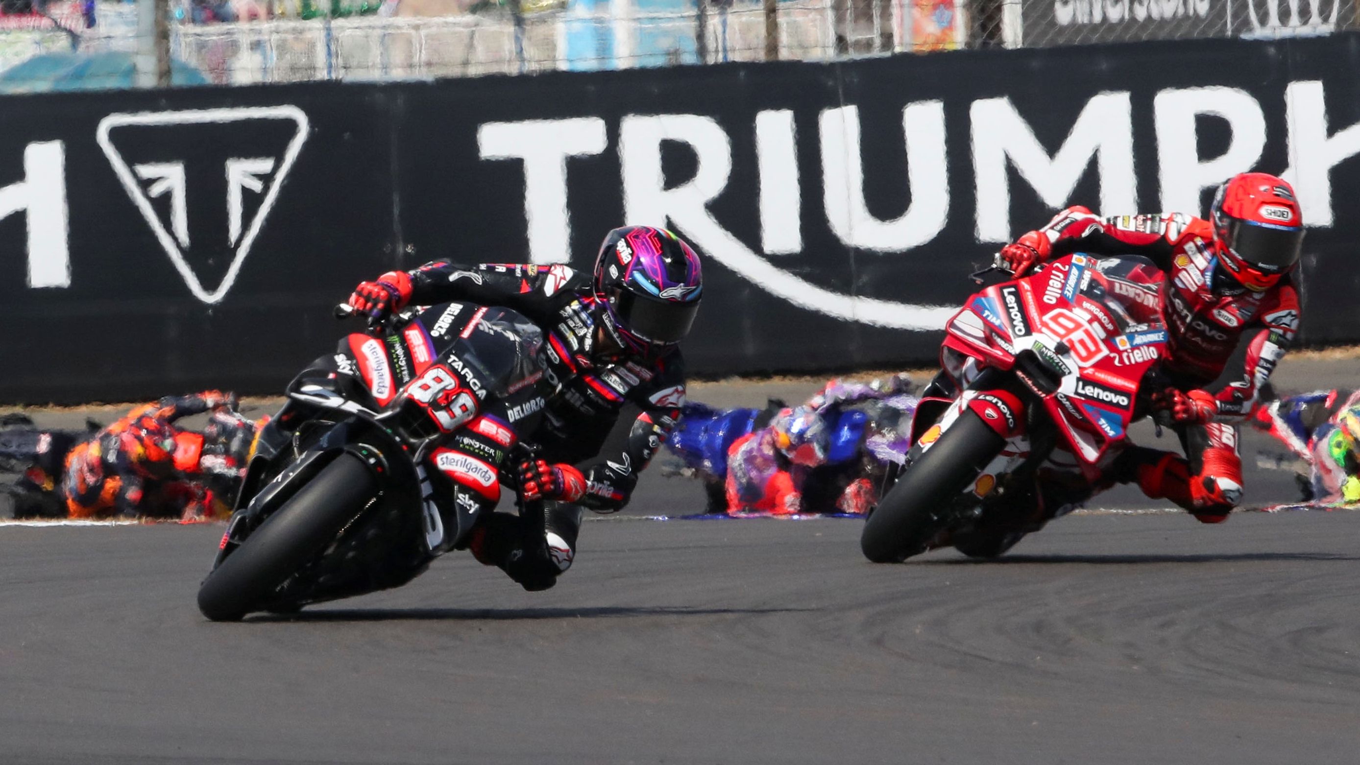 Jorge Martín seguido por Marc Márquez, MotoGP Silverstone 2026