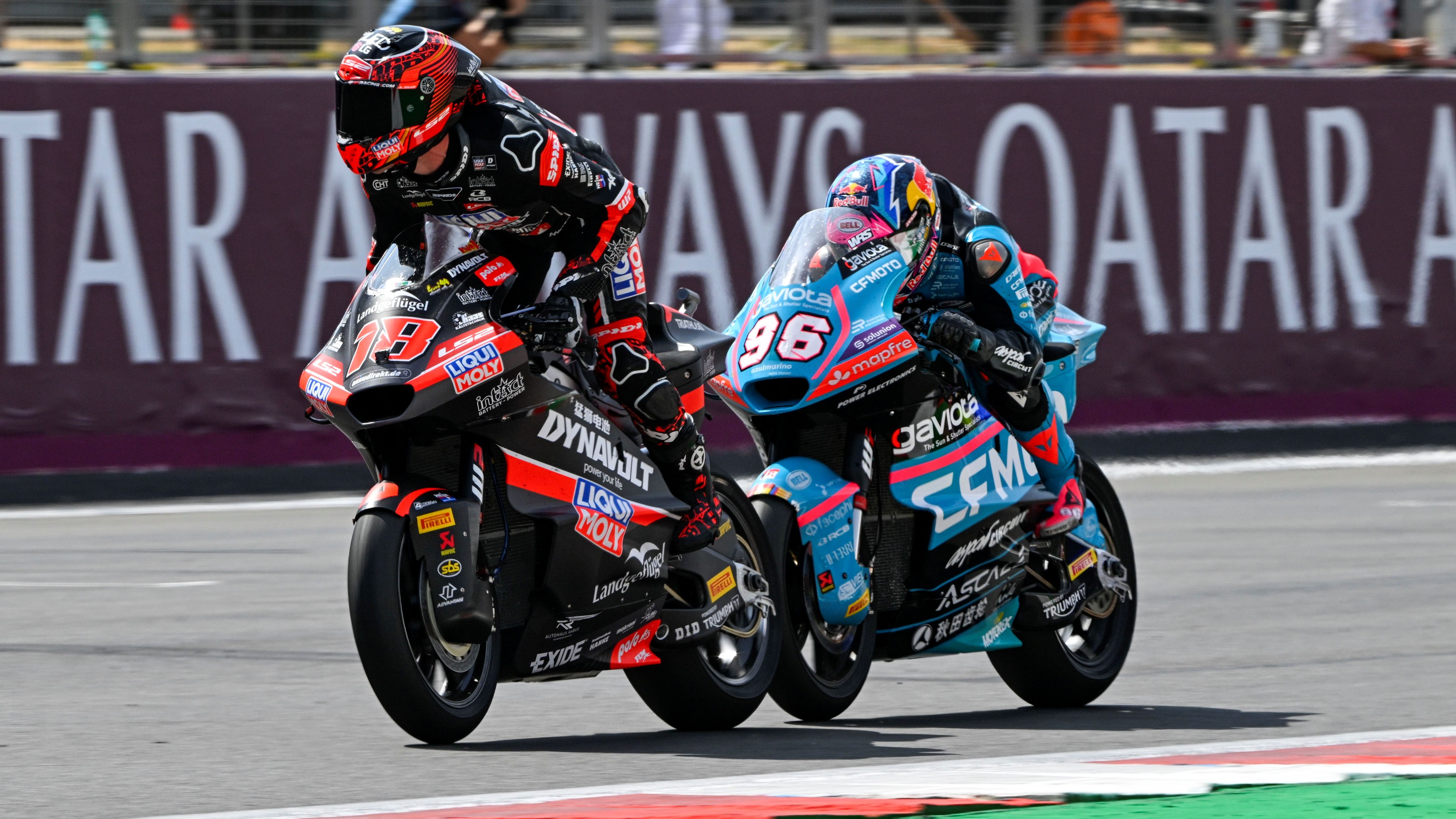 Manu González celebra antes de tiempo delante de Dani Holgado, Moto2 Silverstone 2026 Manu González celebra antes de tiempo delante de Dani Holgado, Moto2 Silverstone 2026