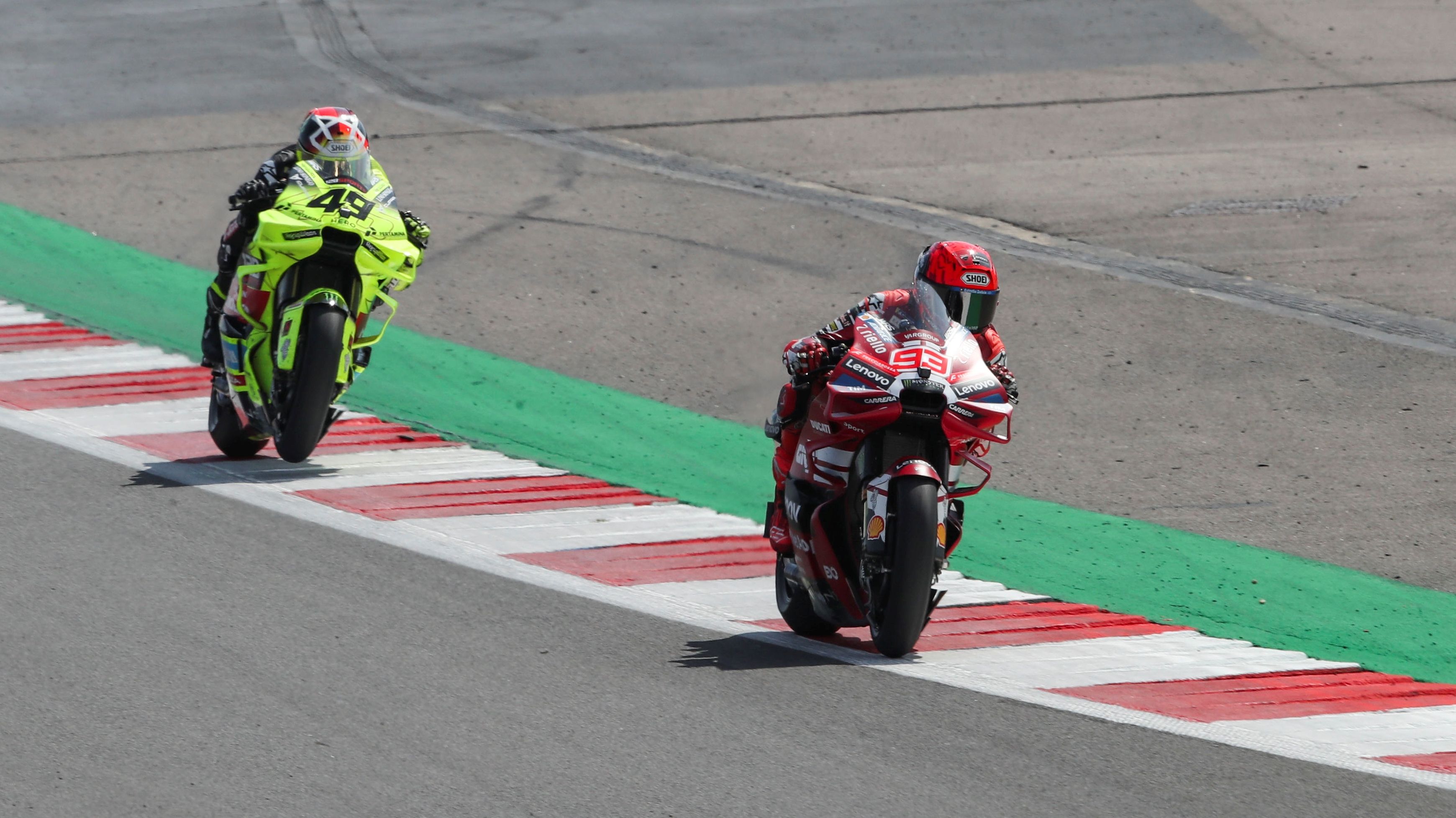 Marc Márquez perseguido por Fabio Di Giannantonio, MotoGP Silverstone 2026