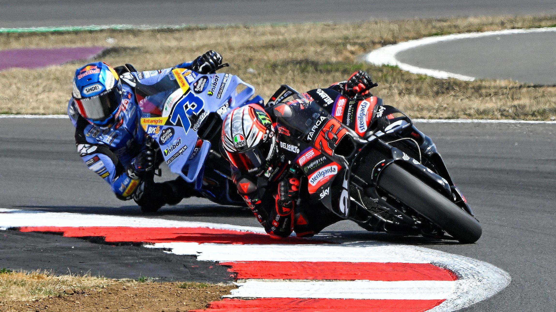 Marco Bezzecchi acechado por Álex Márquez, MotoGP Silverstone 2026 Marco Bezzecchi acechado por Álex Márquez, MotoGP Silverstone 2026