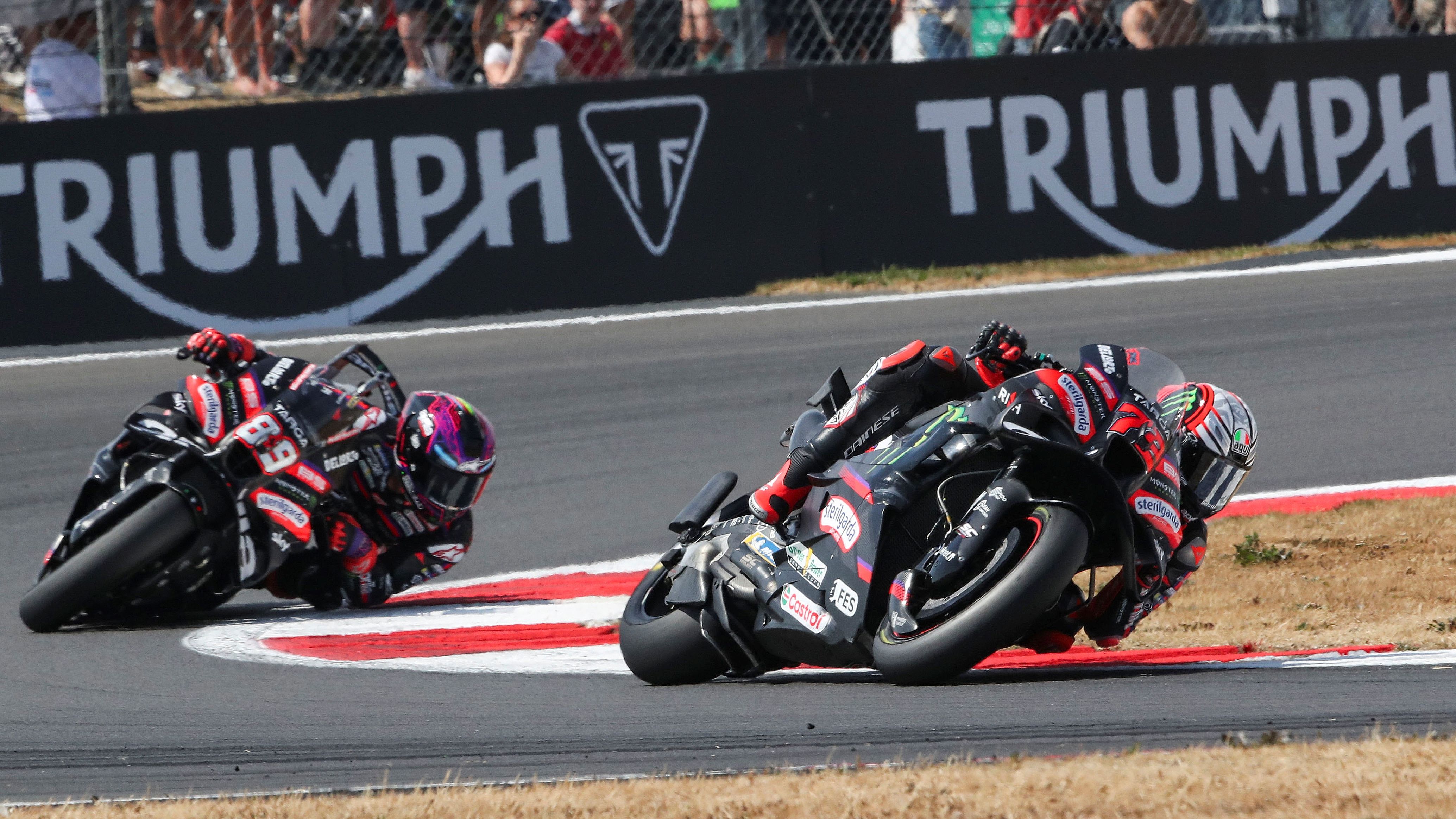 Marco Bezzecchi perseguido por Jorge Martín, MotoGP Silverstone 2026