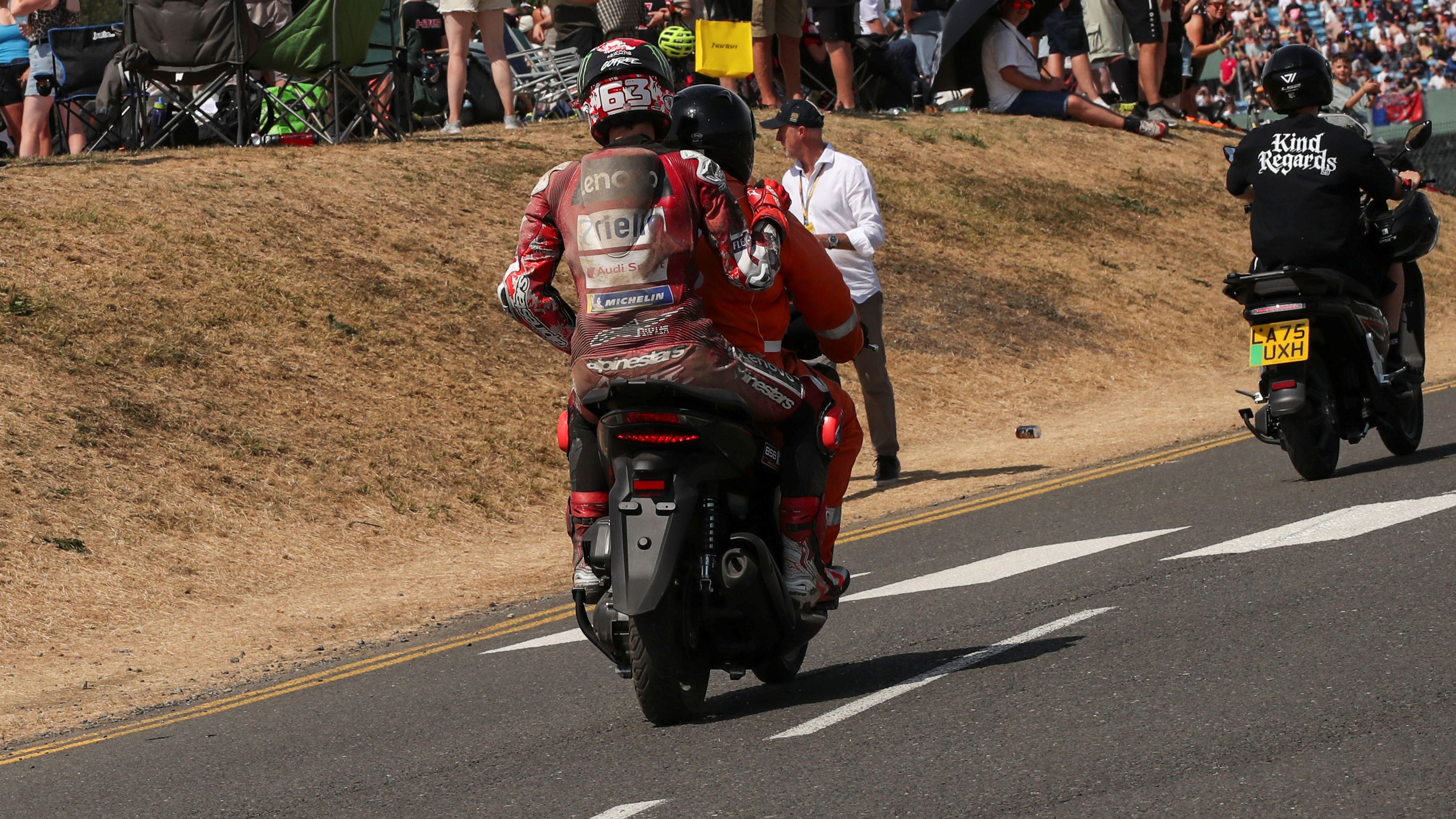 Pecco Bagnaia se va en scooter tras su caída, MotoGP Silverstone 2026