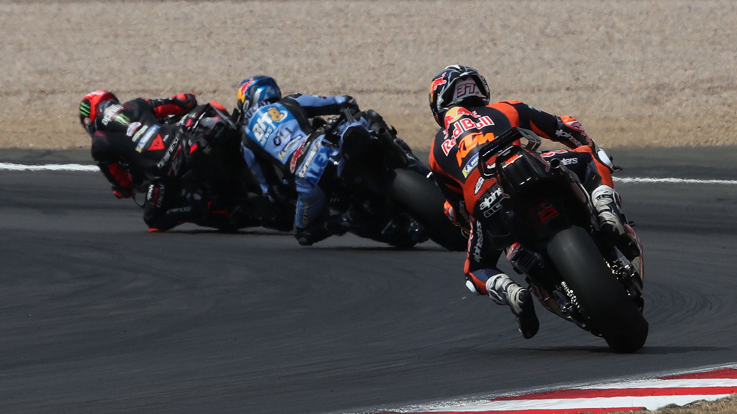 Pedro Acosta persigue a Marco Bezzecchi y Álex Márquez, MotoGP Silverstone 2026
