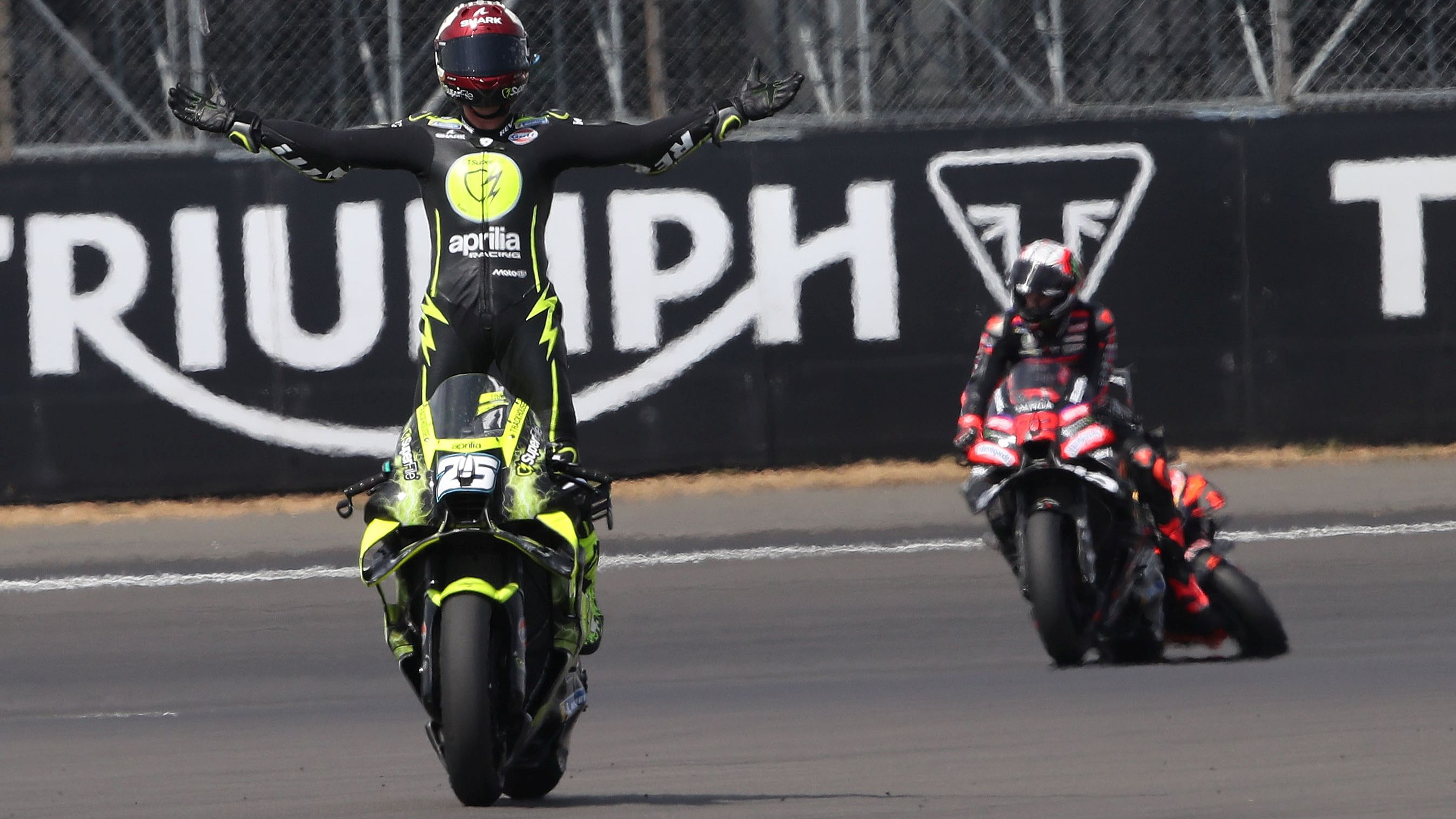 Raúl Fernández celebra tras pasar por meta, MotoGP Silverstone 2026