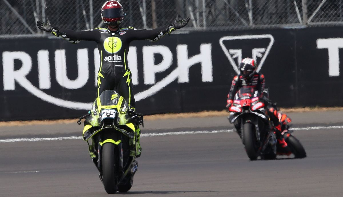 Raúl Fernández celebra tras pasar por meta, MotoGP Silverstone 2026