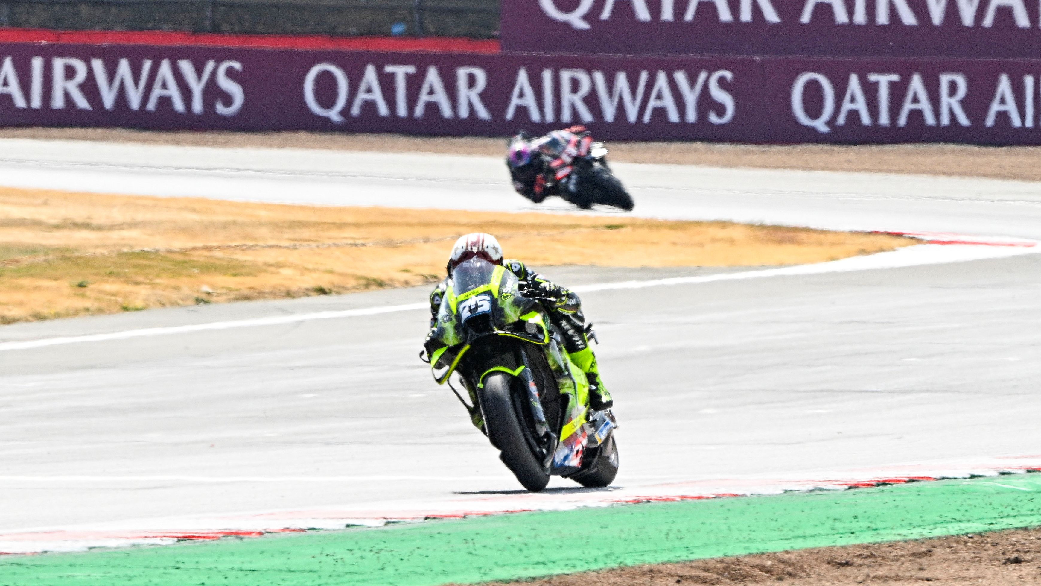 Raúl Fernández lidera con Jorge Martín al fondo, MotoGP Silverstone 2026