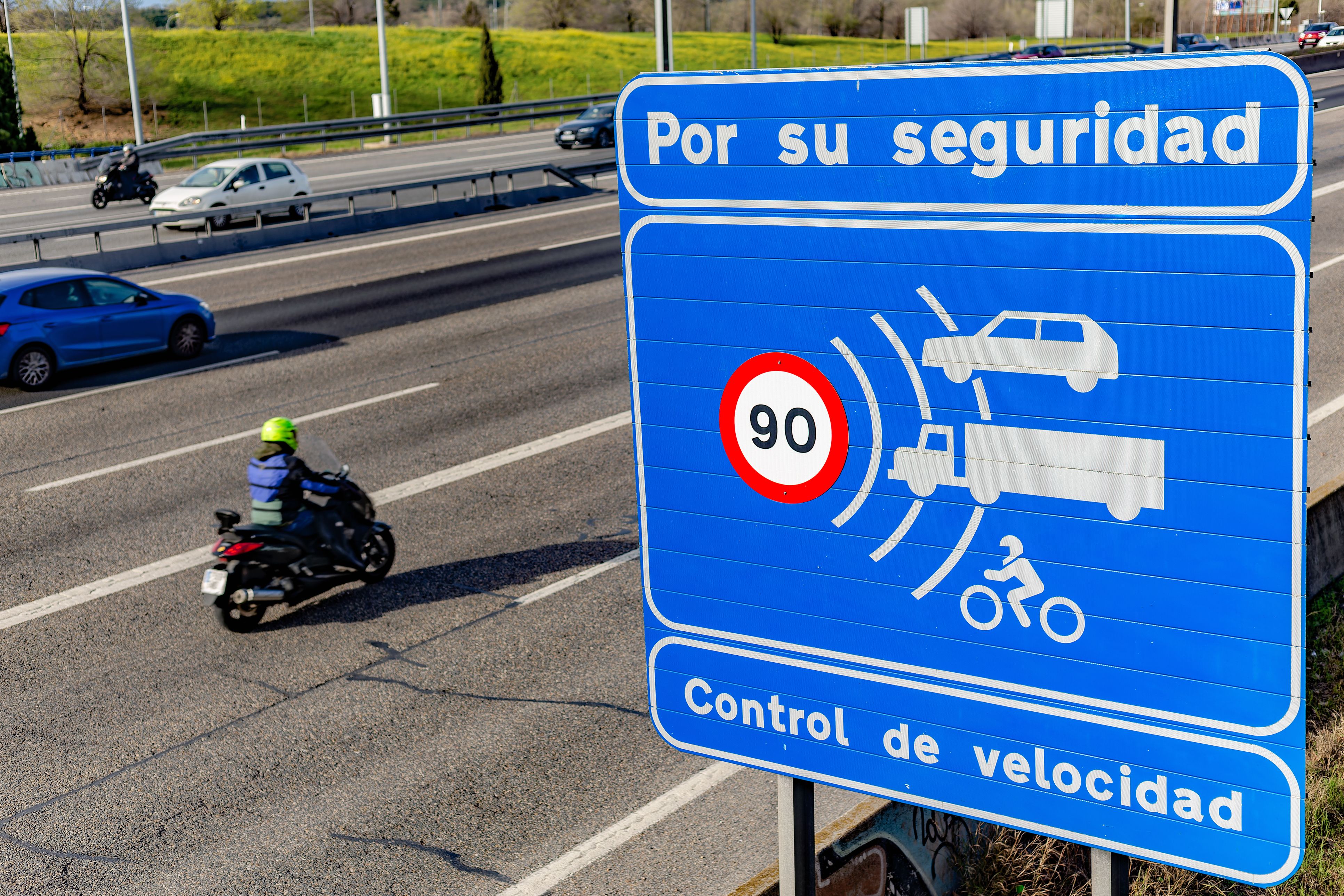Europa estudia una tecnología que podría impedir que tu moto supere los límites de velocidad (Foto: iStock)