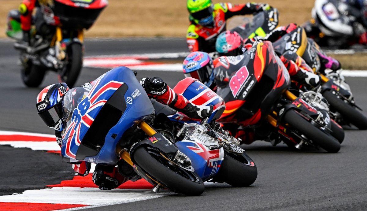 Bradley Smith por delante de Óscar Gutiérrez