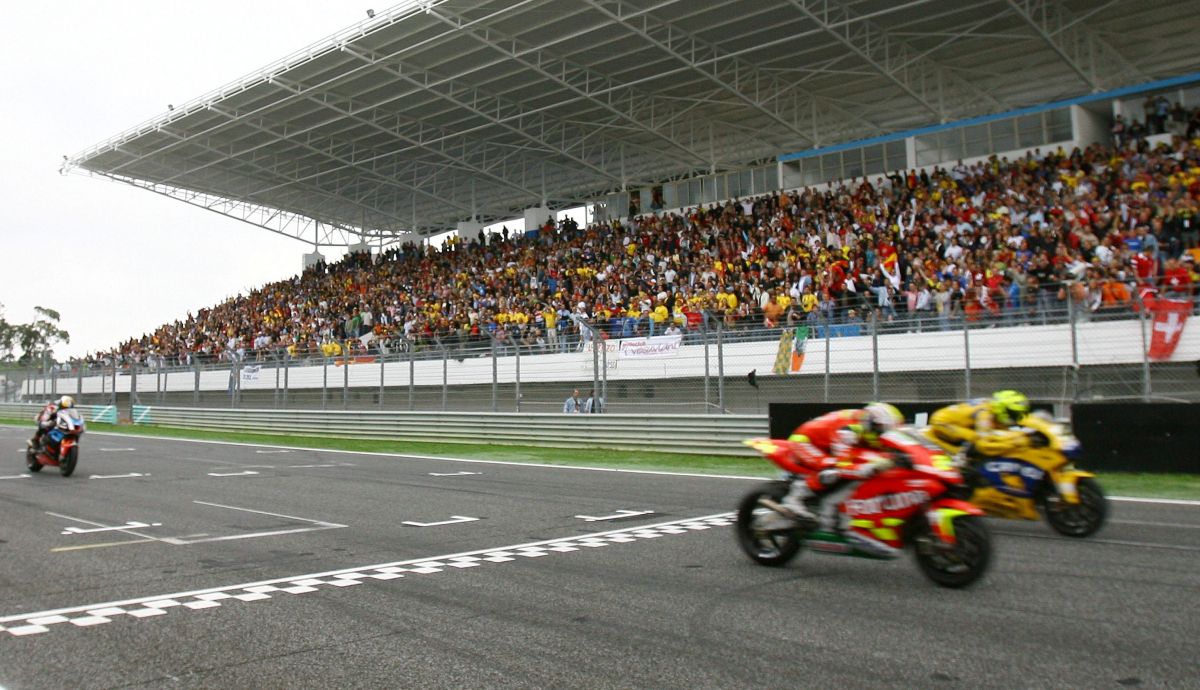 Toni Elías bate a Valentino Rossi por 2 milésimas en Estoril 2006