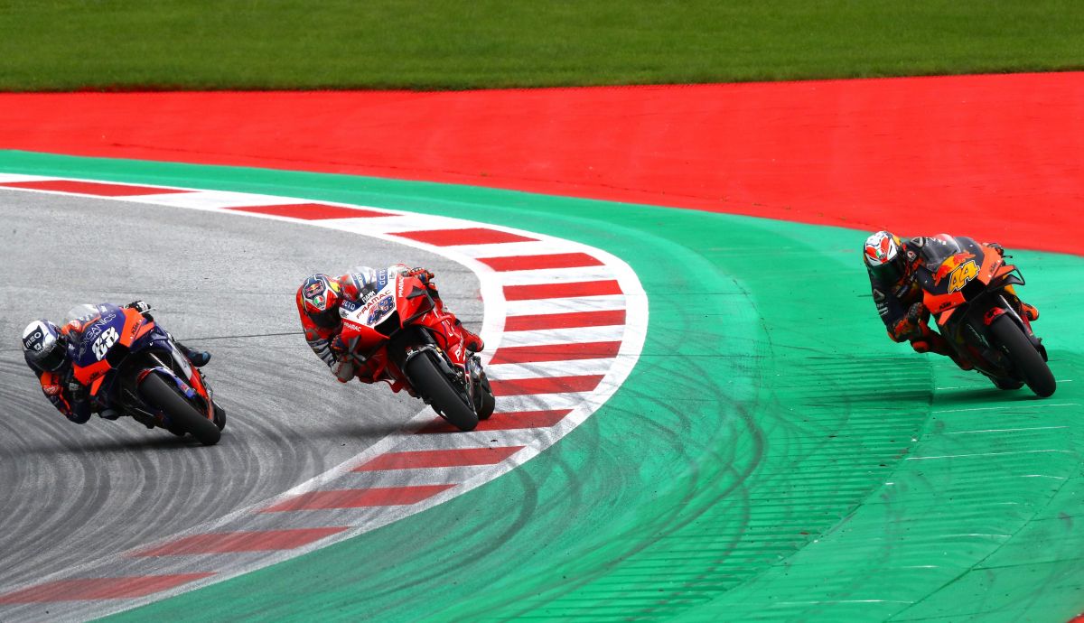 Miguel Oliveira supera a Jack Miller y Pol Espargaró en la última curva de Estiria 2020