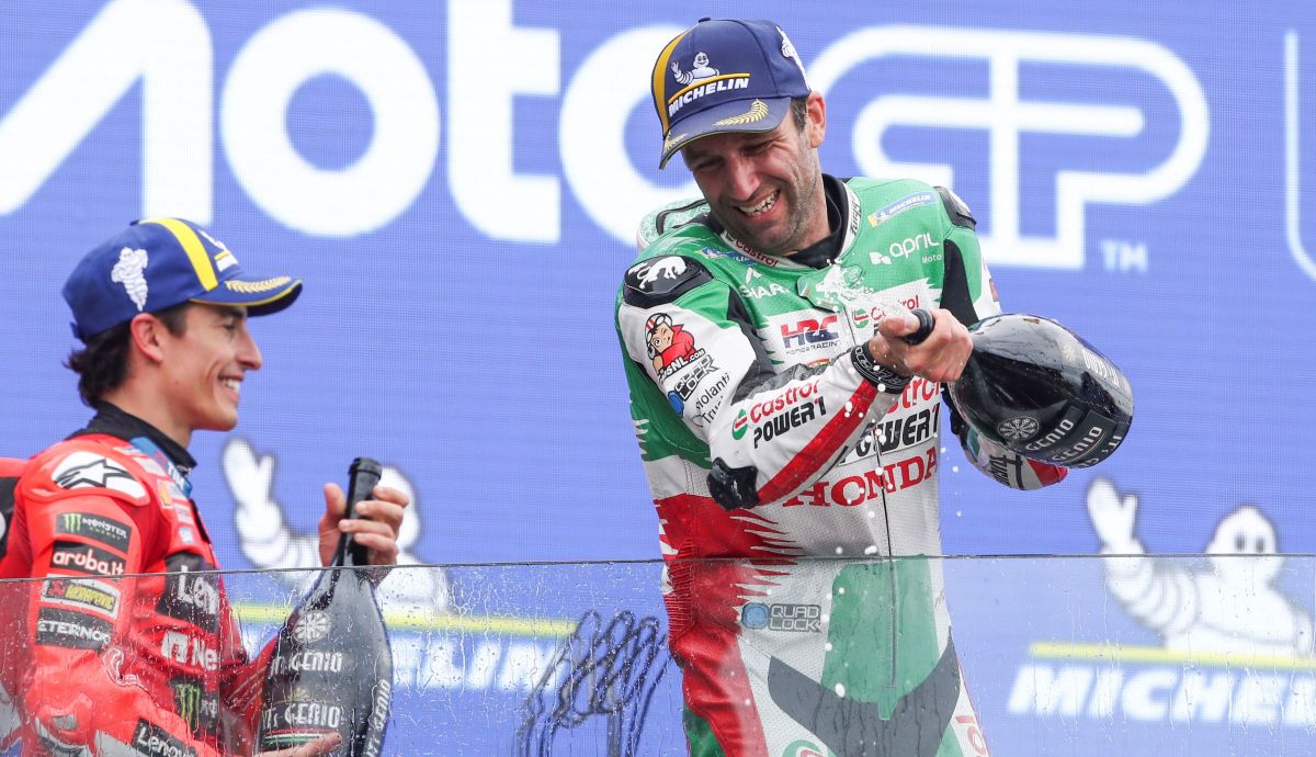 Johann Zarco con Marc Márquez en el podio de Le Mans 2025