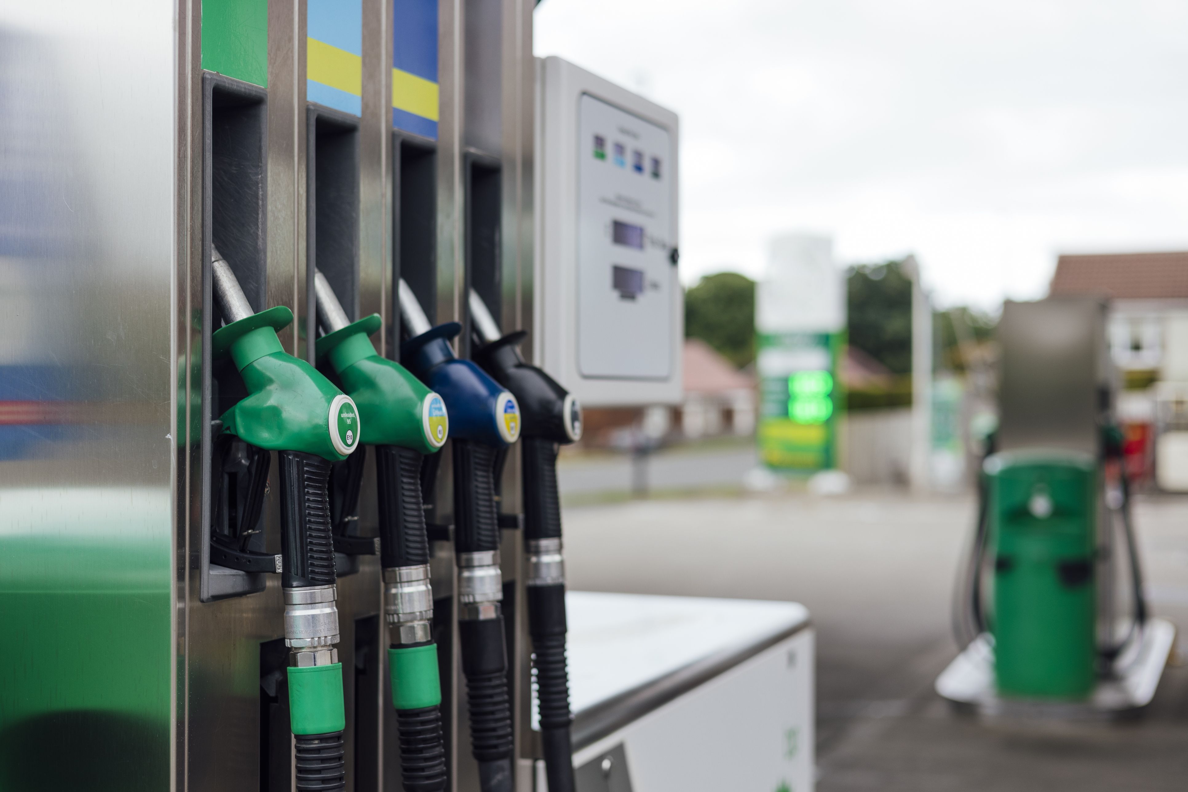 Por qué llenar el depósito de tu moto puede salir más caro en septiembre aunque la gasolina no suba (Foto: iStock)