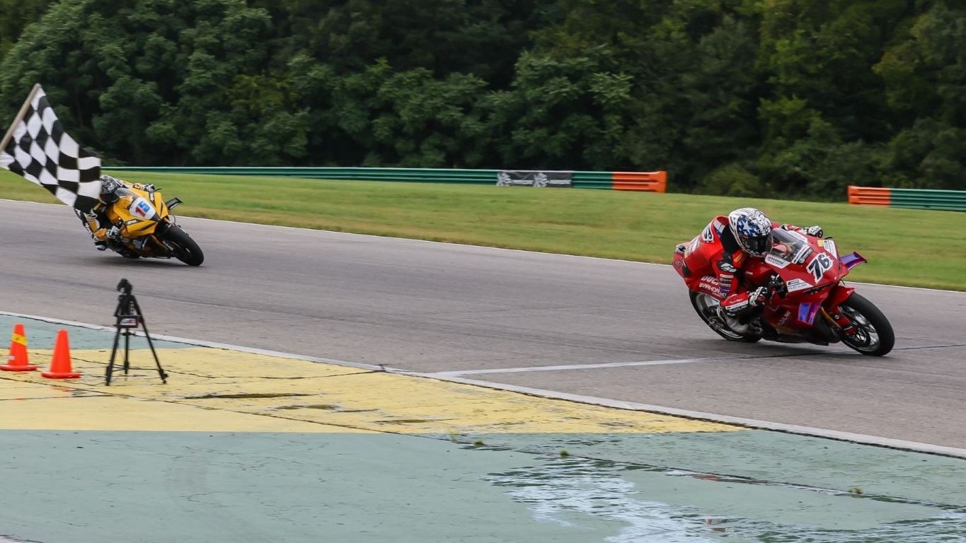 Loris Baz batió a PJ Jacobsen tras una caótica carrera