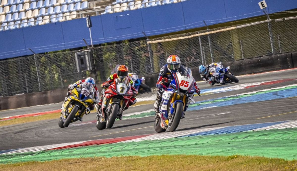 Twan Smits lidera ante Lukas Tulovic y Markus Reiterberger