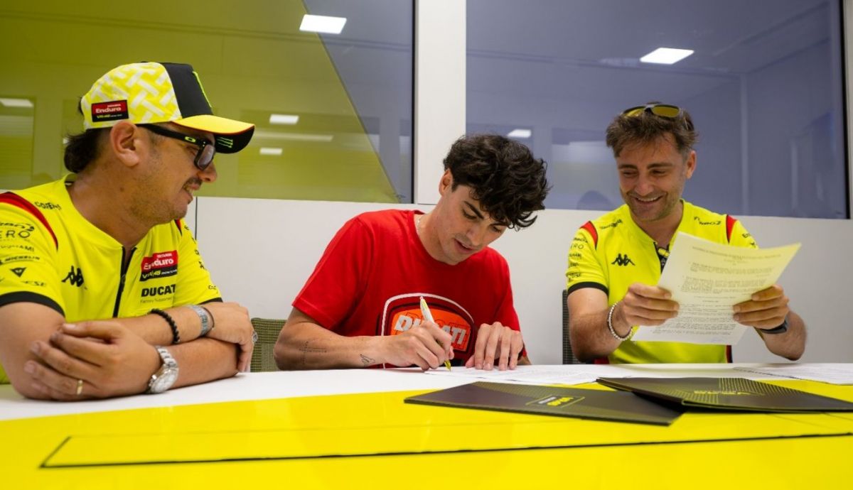 Fermín Aldeguer firmando su contrato con Ducati y el VR46 Racing Team