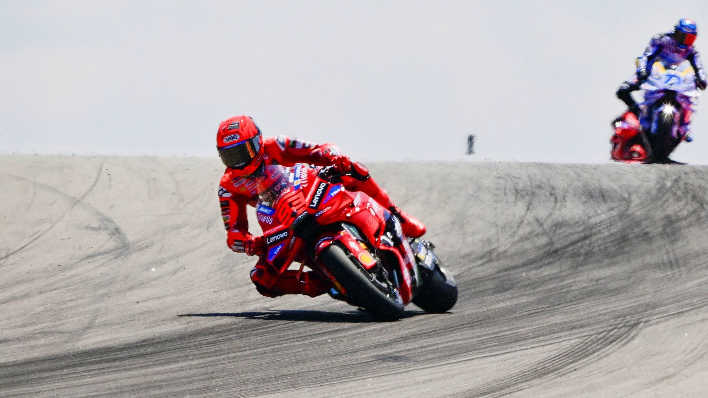 Marc Márquez se escapa de Álex Márquez y Pecco Bagnaia el año pasado en Aragón