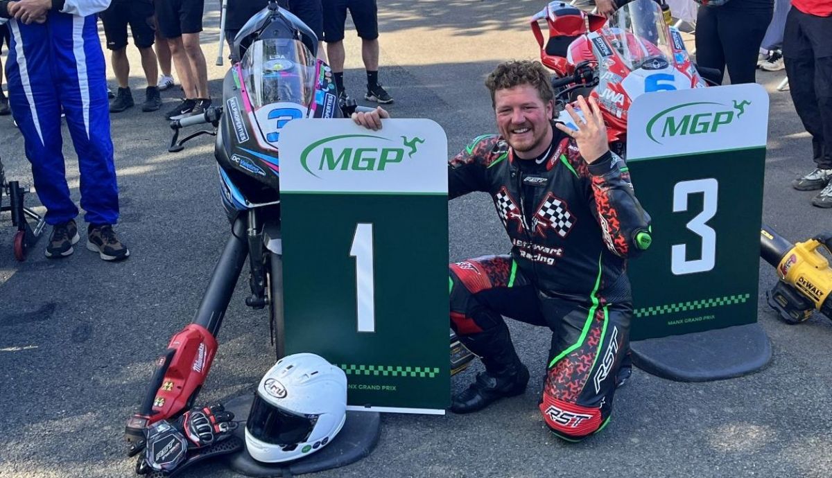 Johnny Stewart es el primer piloto de la historia en ganar cuatro carreras en una edición del ManxGP