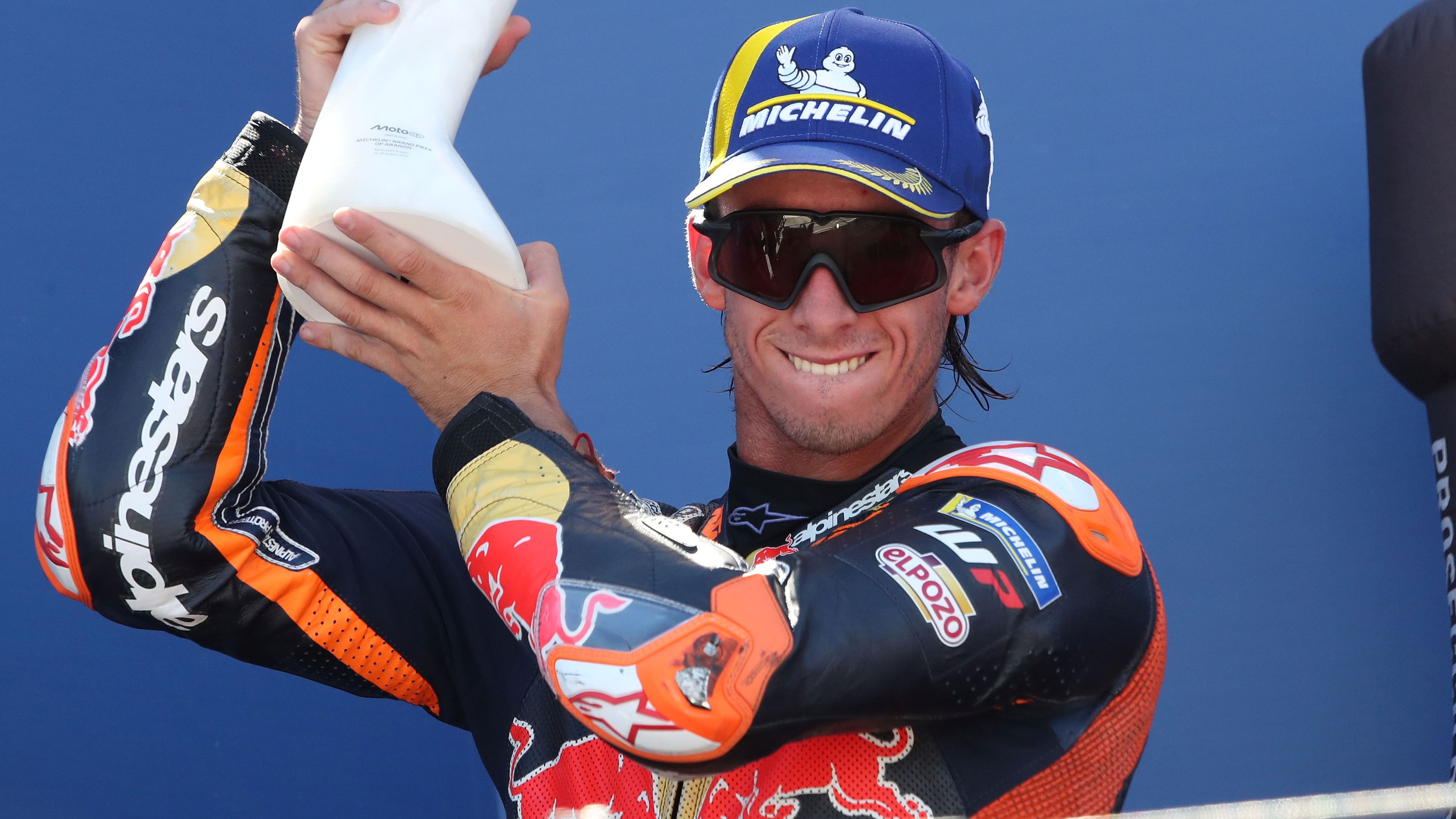 Pedro Acosta celebra su segundo puesto en la carrera de Aragón