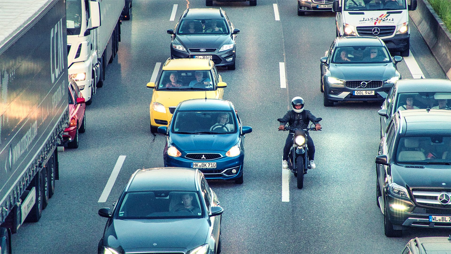 Las motos podrán circular por el arcén en los atascos (Foto: iStock)