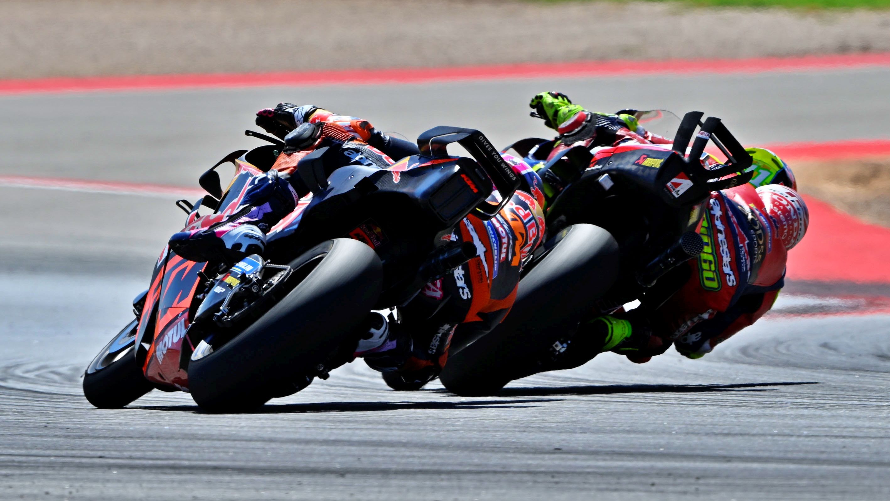 Diogo Moreira acechado por Enea Bastianini, MotoGP Aragón 2026