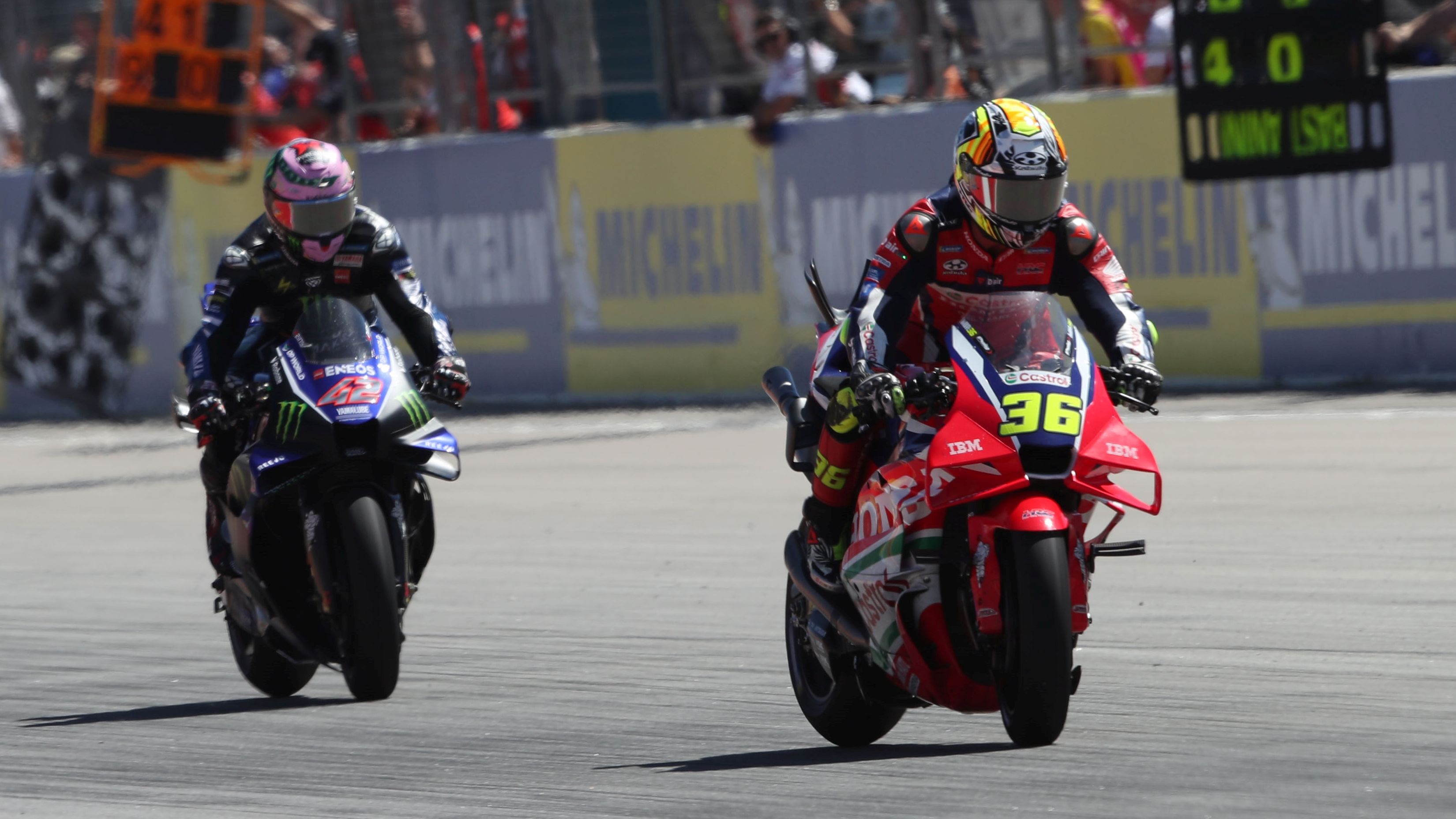 Joan Mir frena en presencia de Álex Rins, MotoGP Aragón 2026