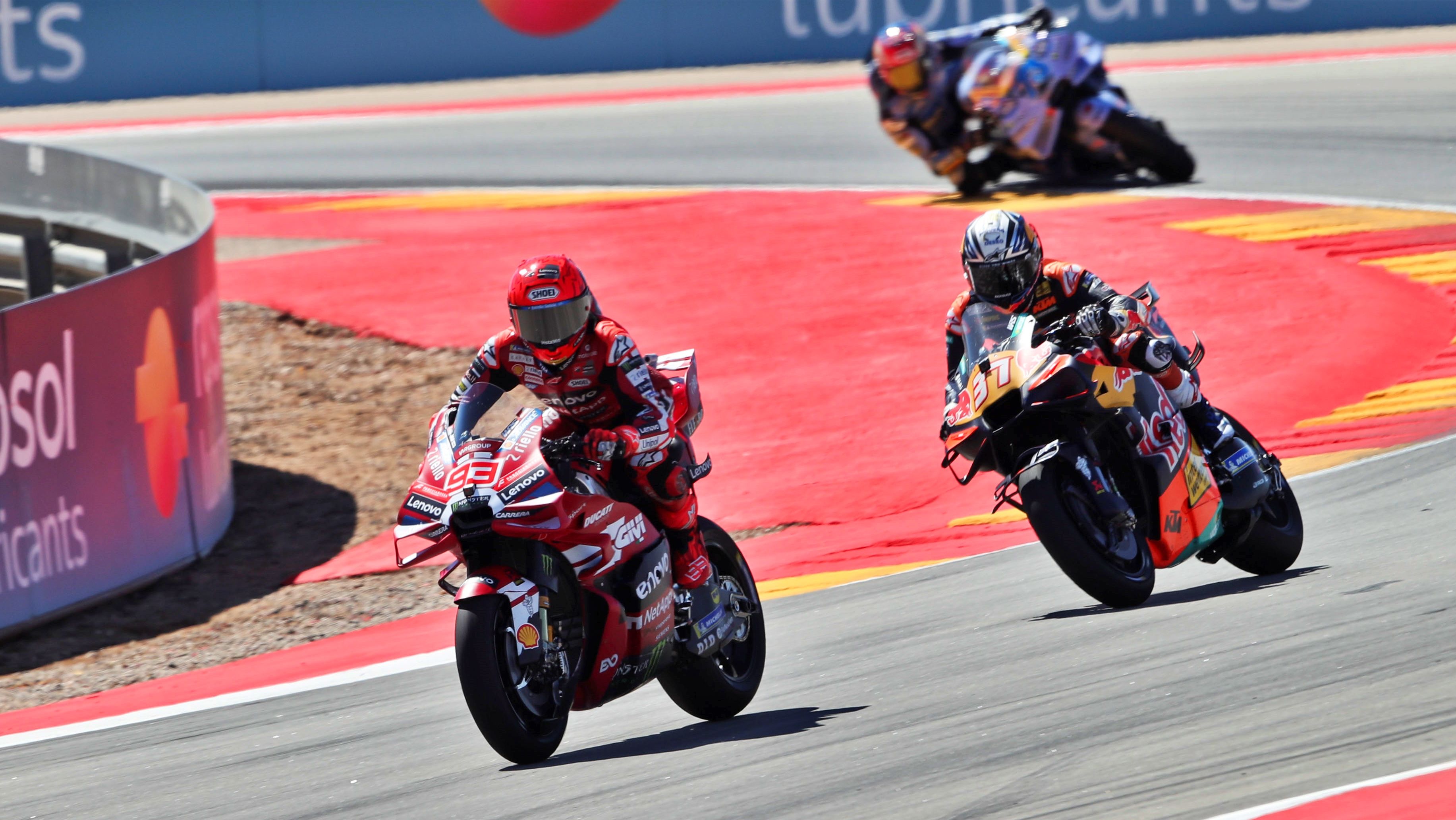 Marc Márquez con Pedro Acosta totalmente pegado, MotoGP Aragón 2026