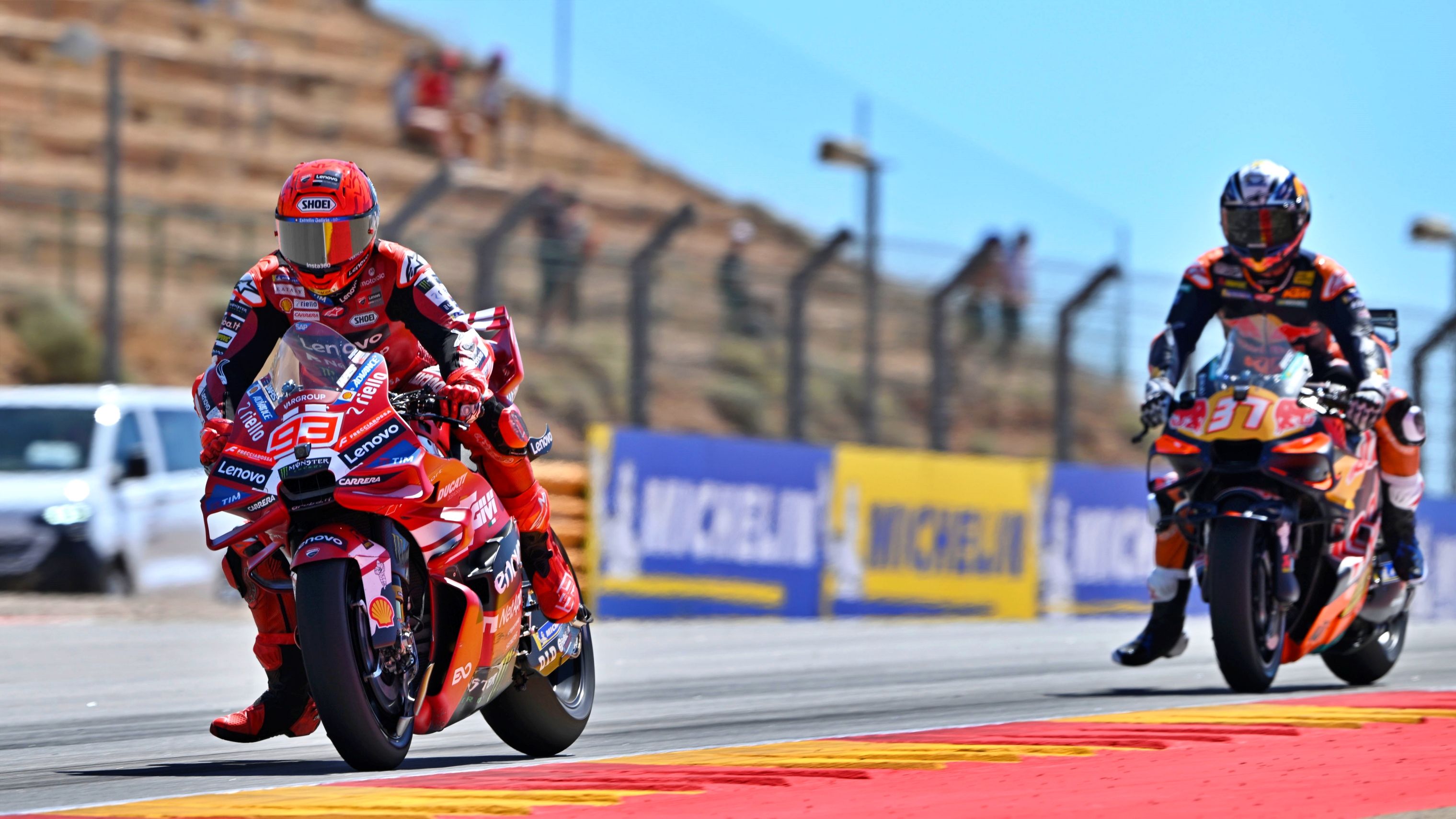 Marc Márquez intenta escaparse de Pedro Acosta, MotoGP Aragón 2026